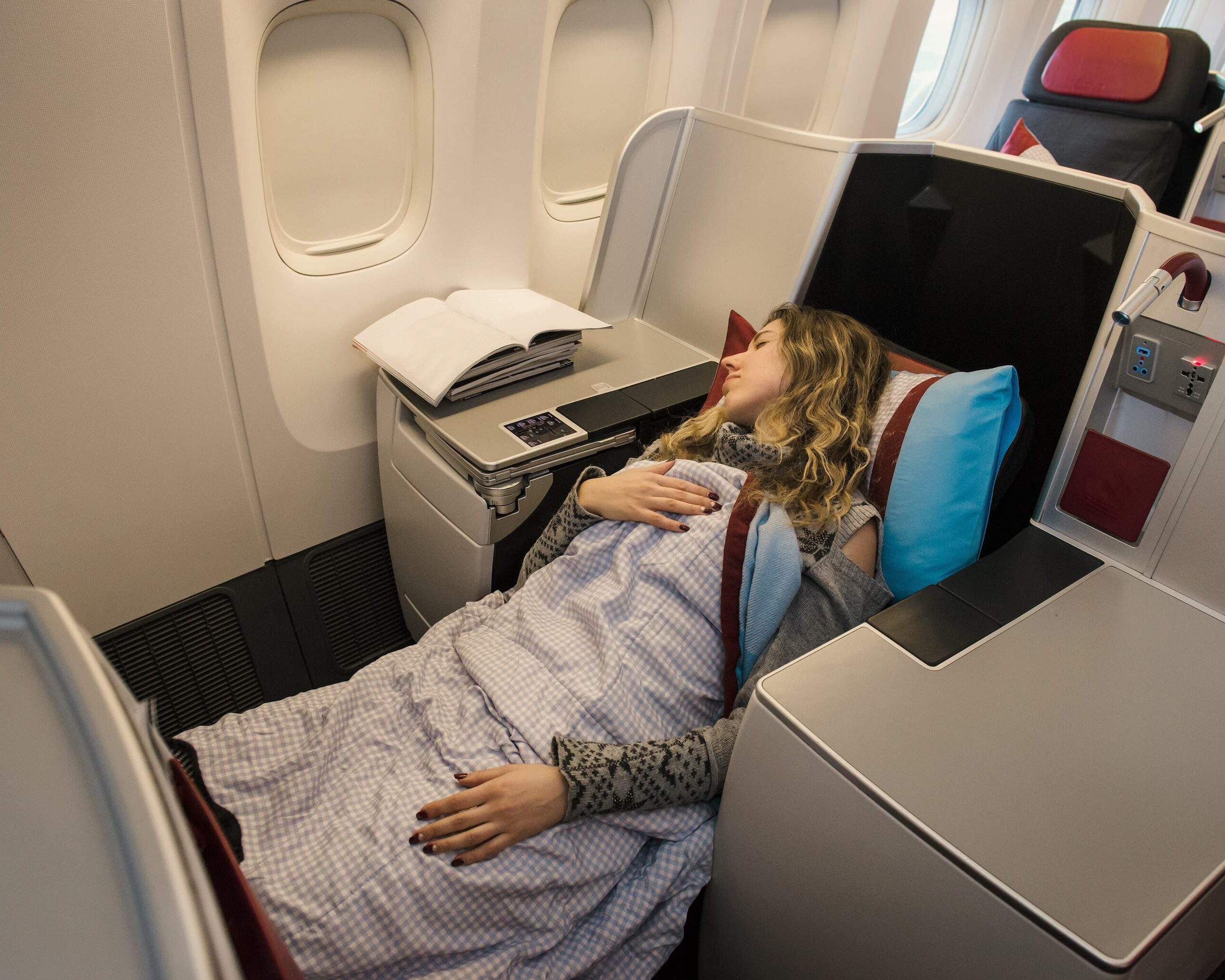 К чему снится самолет девушке. Бизнес класс в самолете. Спать в самолете. Девушка в бизнес классе самолета.