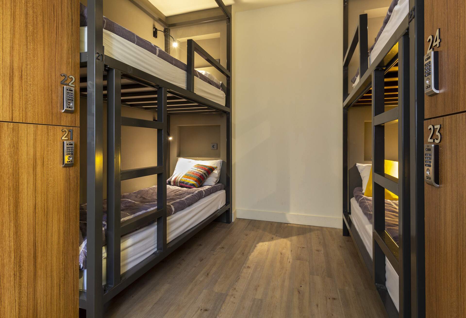 Room of a hostel with bunk beds and locker rooms.