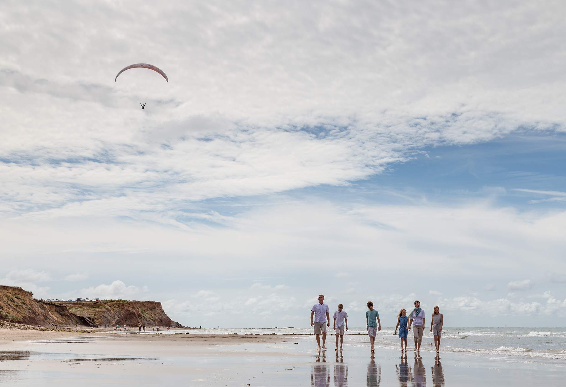 uk_isle-of-wight_freshwater-bay-beach_theme_family_paragliding