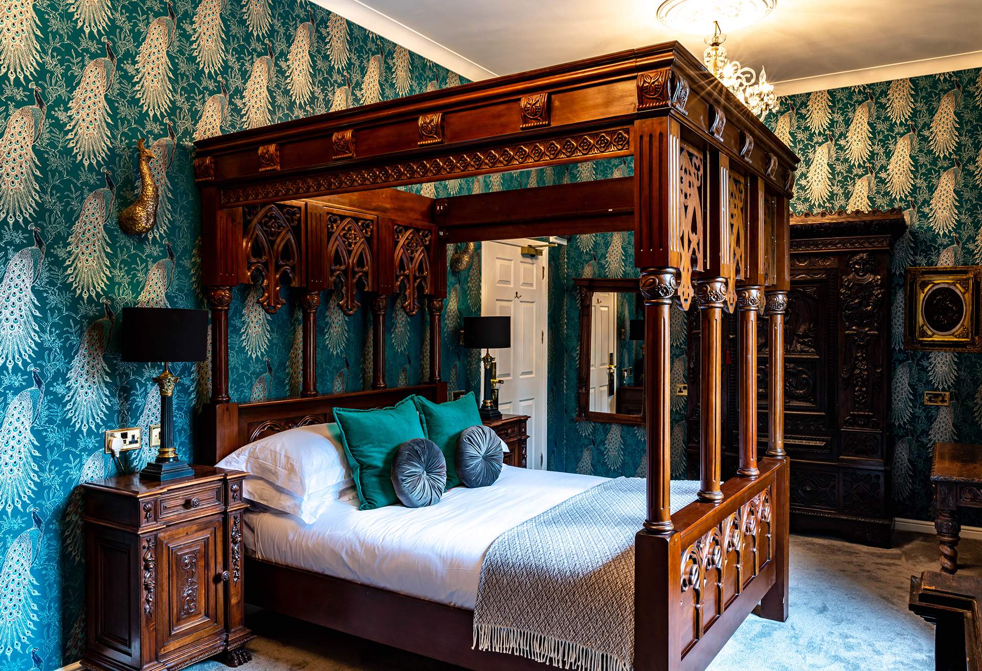 Bedroom of Melville Castle with four poster bed