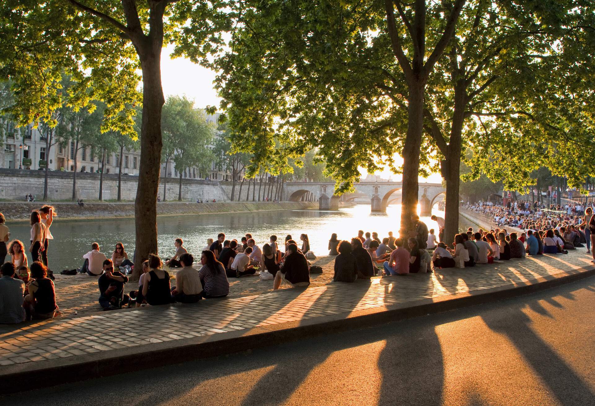 dest_france_paris_seine_picnic_gettyimages-986952216