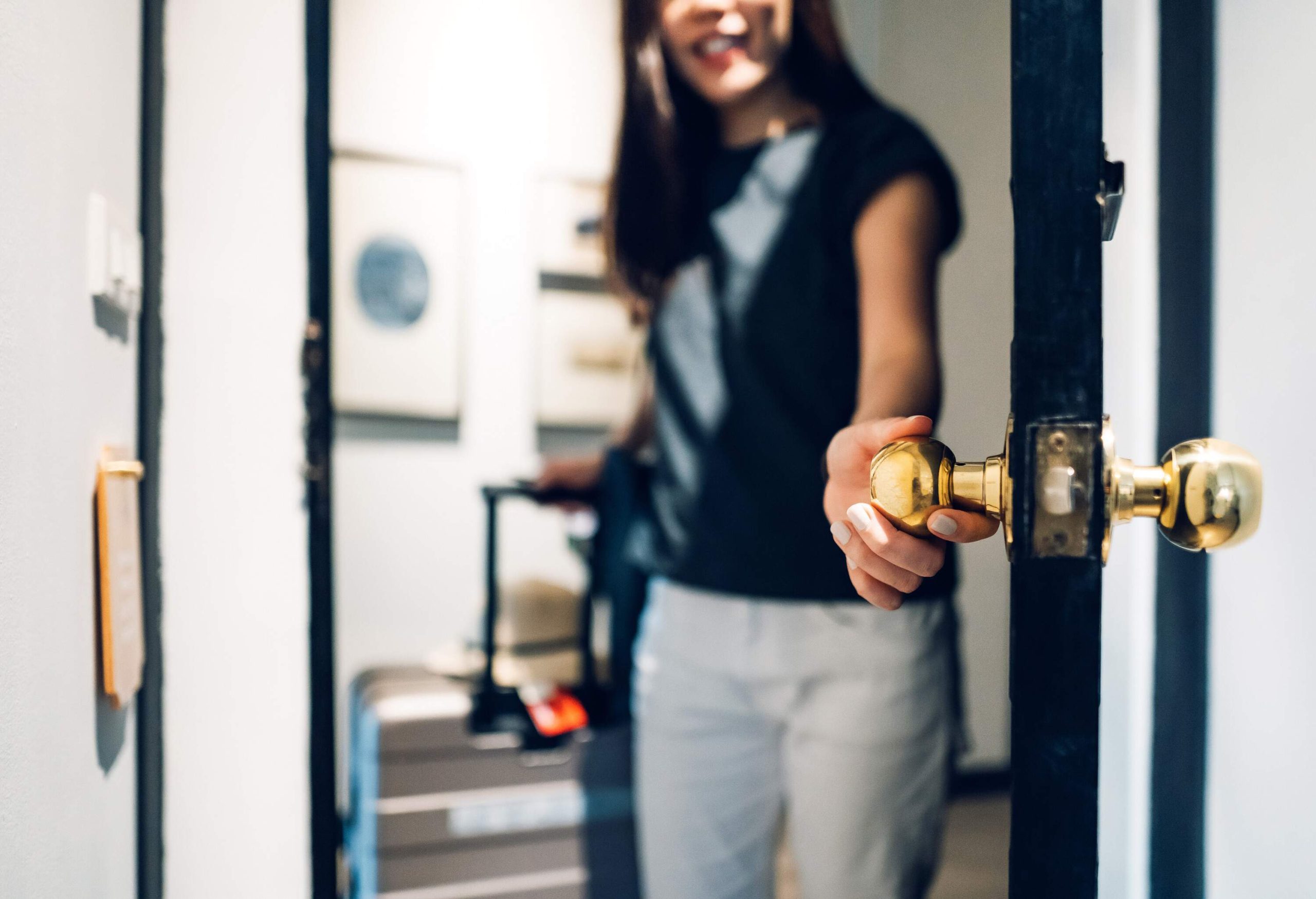 theme_people_woman_hotel_door_gettyimages-1270724436