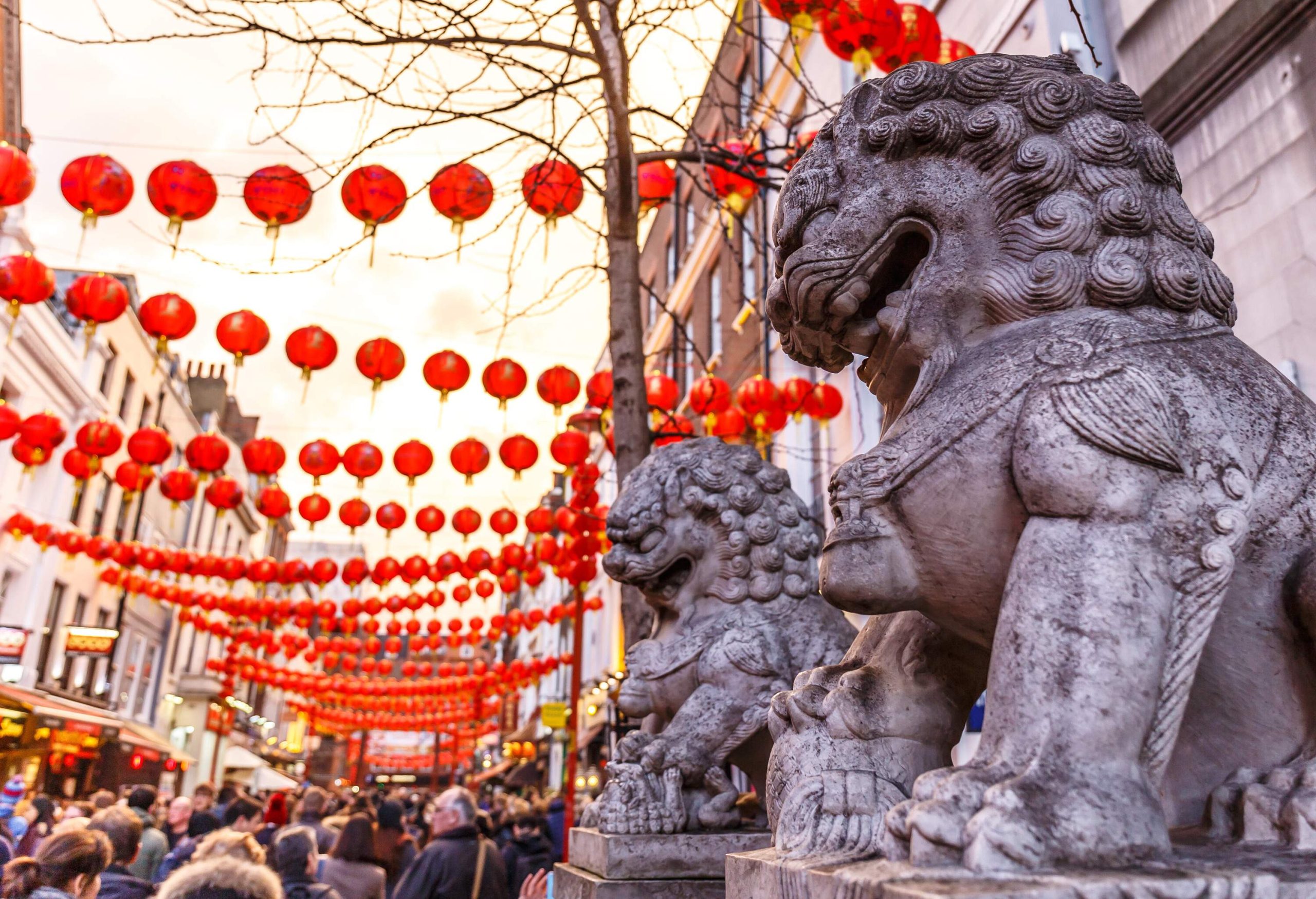 dest_uk_london_soho_chinatown_shutterstock_567929410_universal_within-usage-period_31021