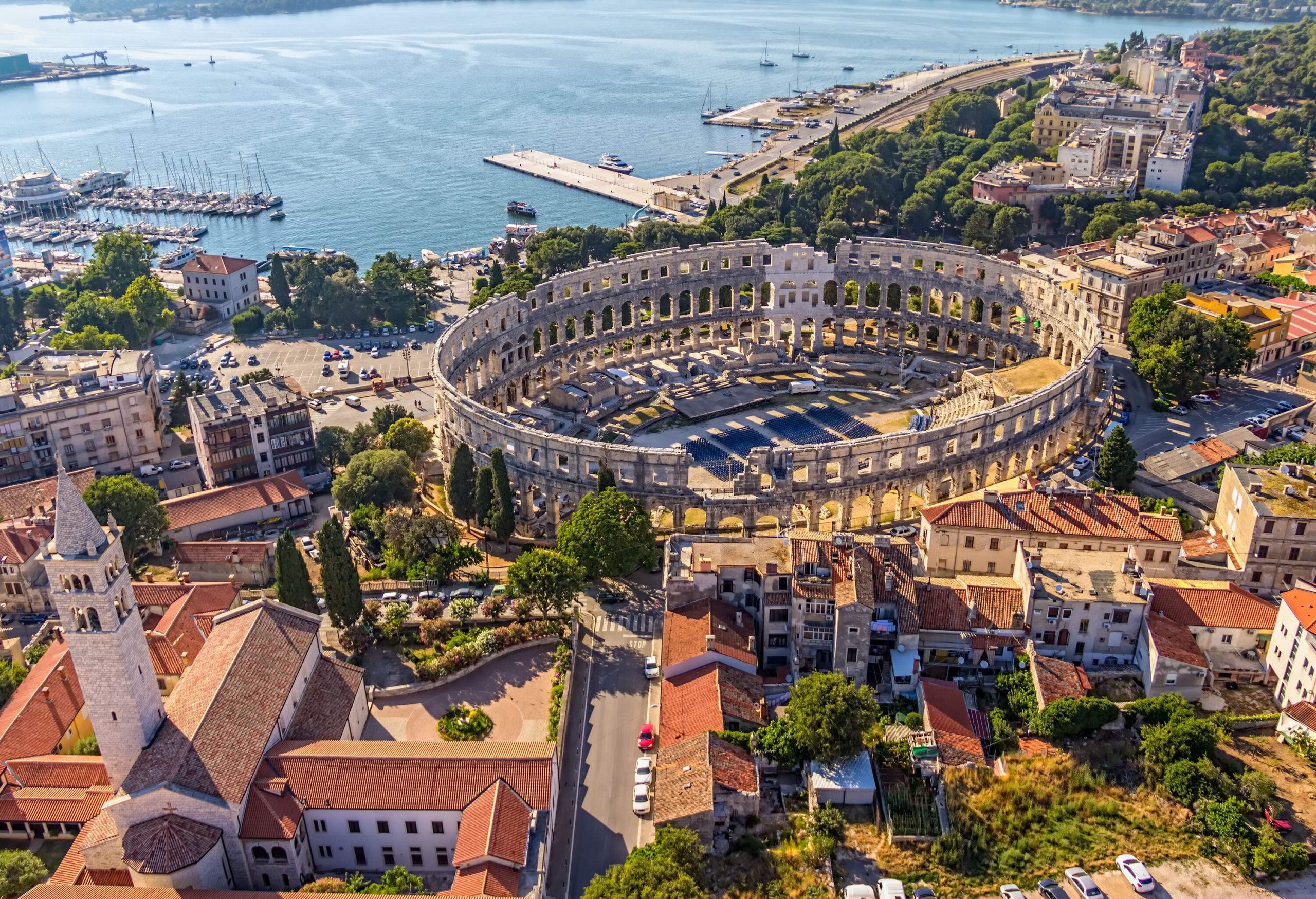 The settlement is centred around the remains of a Roman-style arena, which is located close to the bay.