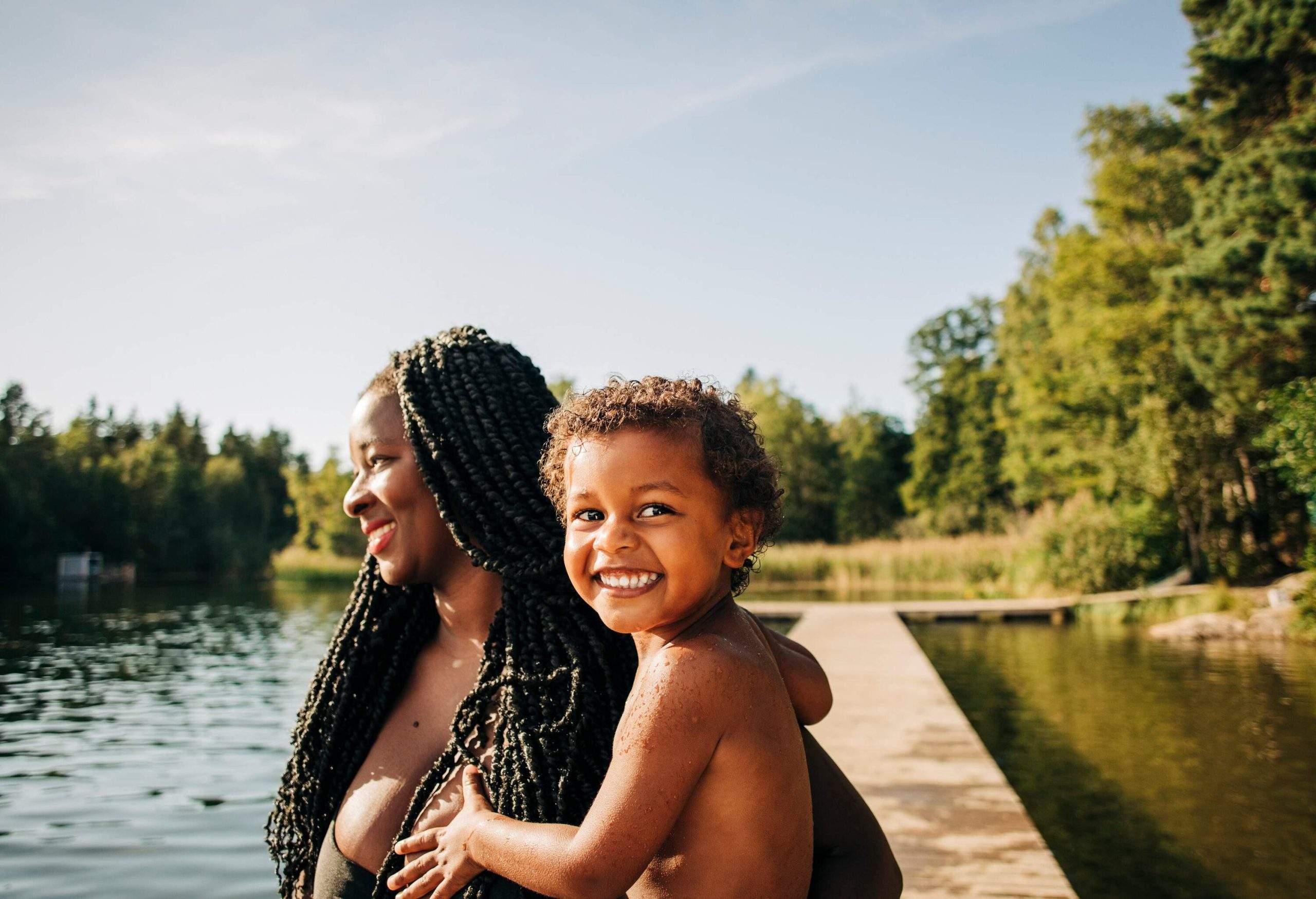 dest_sweden_stockholm_theme_summer_lake_family_mother-child_gettyimages-1440361453