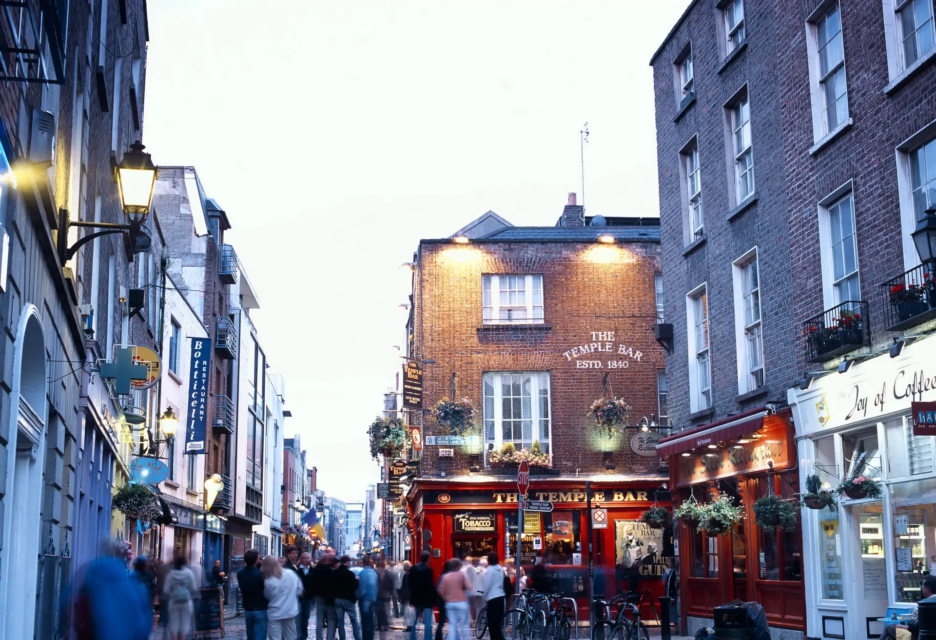 dest_ireland_dublin_temple-bar-district_gettyimages-57284025_universal_within-usage-period_36525