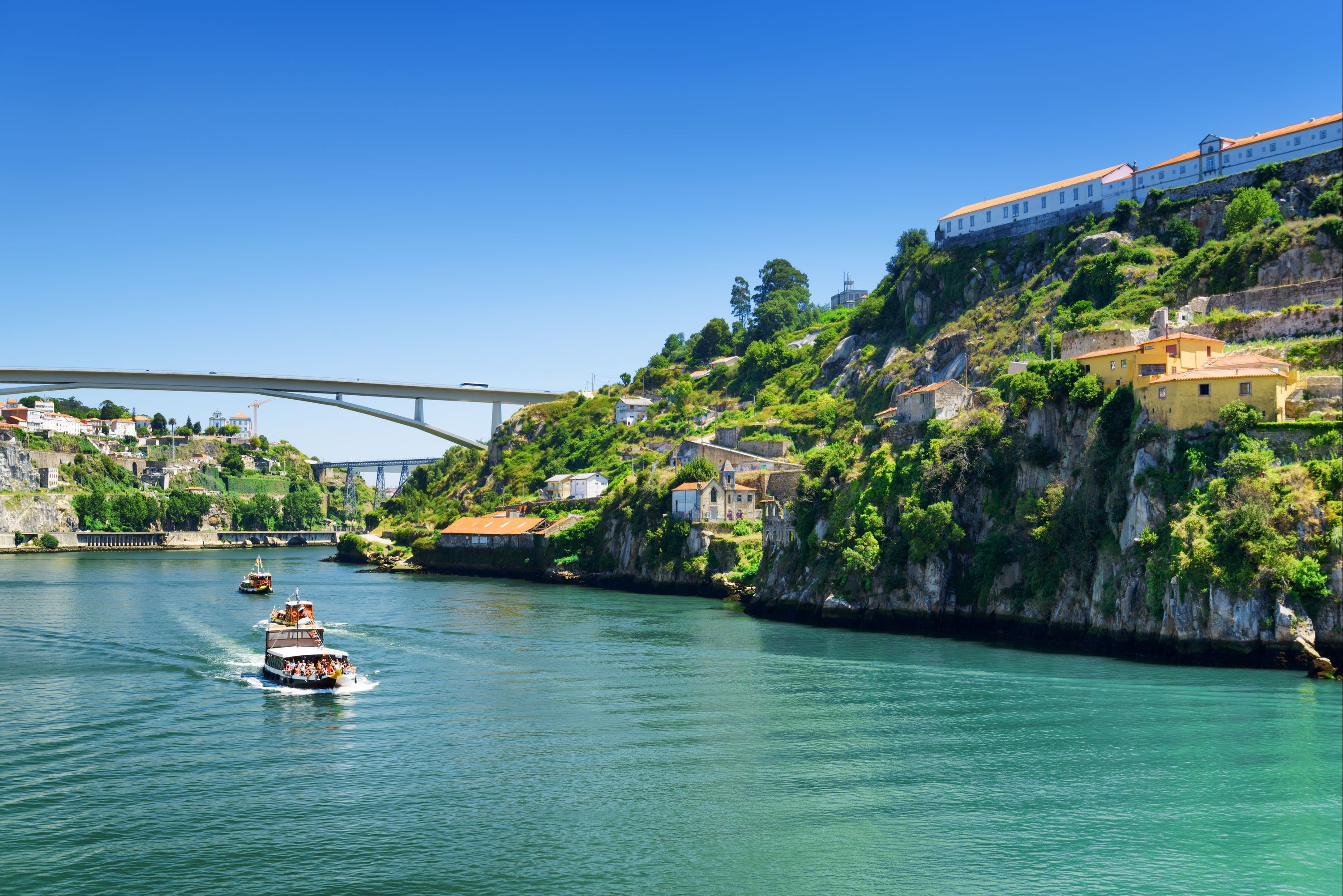 Find cheap flights from London to Porto