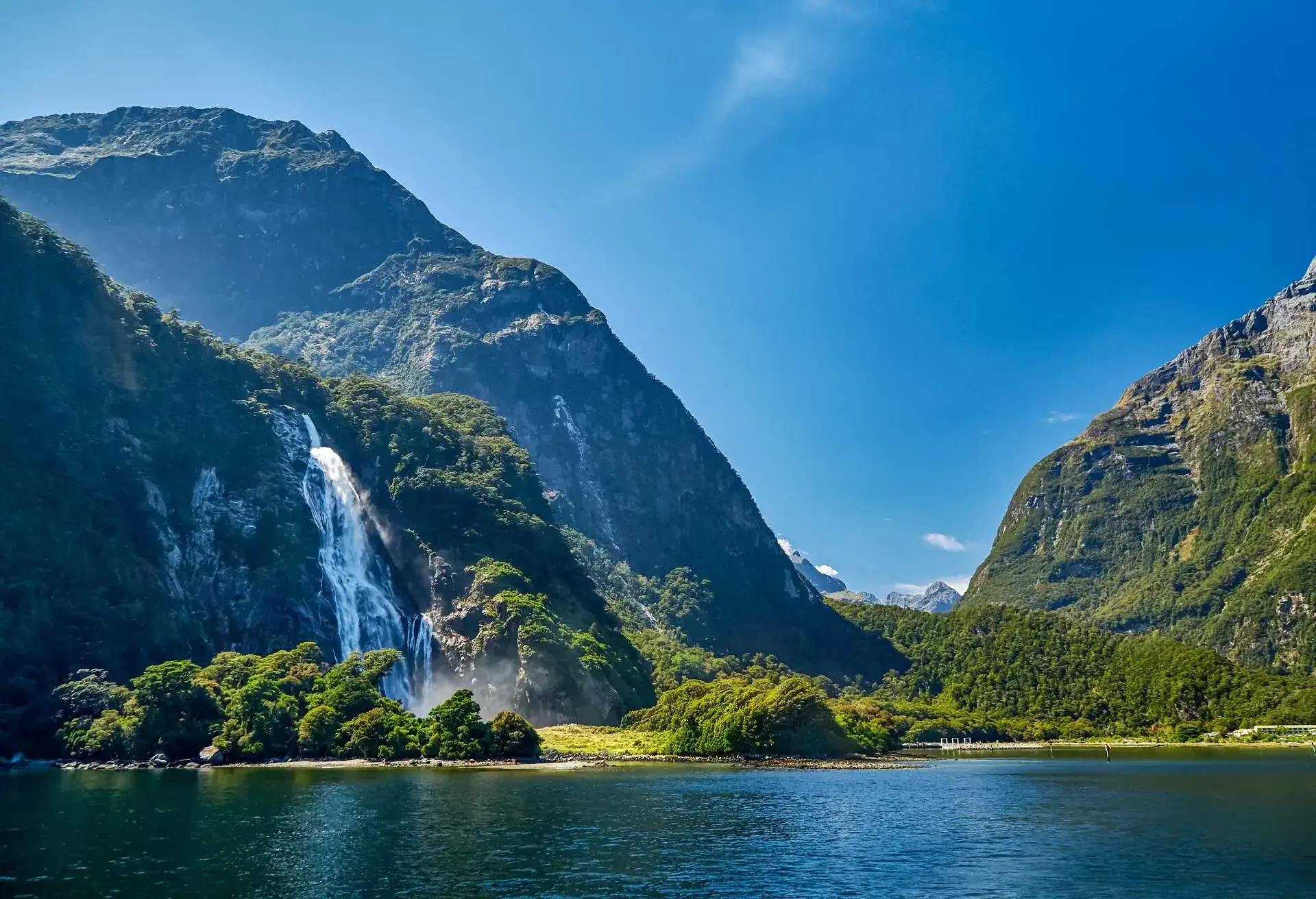 the Rushing water of Bowen falls, it is the biggest waterfall in the Milford Sounds area at 162 meters ( 531 feet ) tall and drains into the head of Milford Sound, it also supplies the water source and electricity for the small town of Milford Sound, Fiordland National Park, Southland, New Zealand