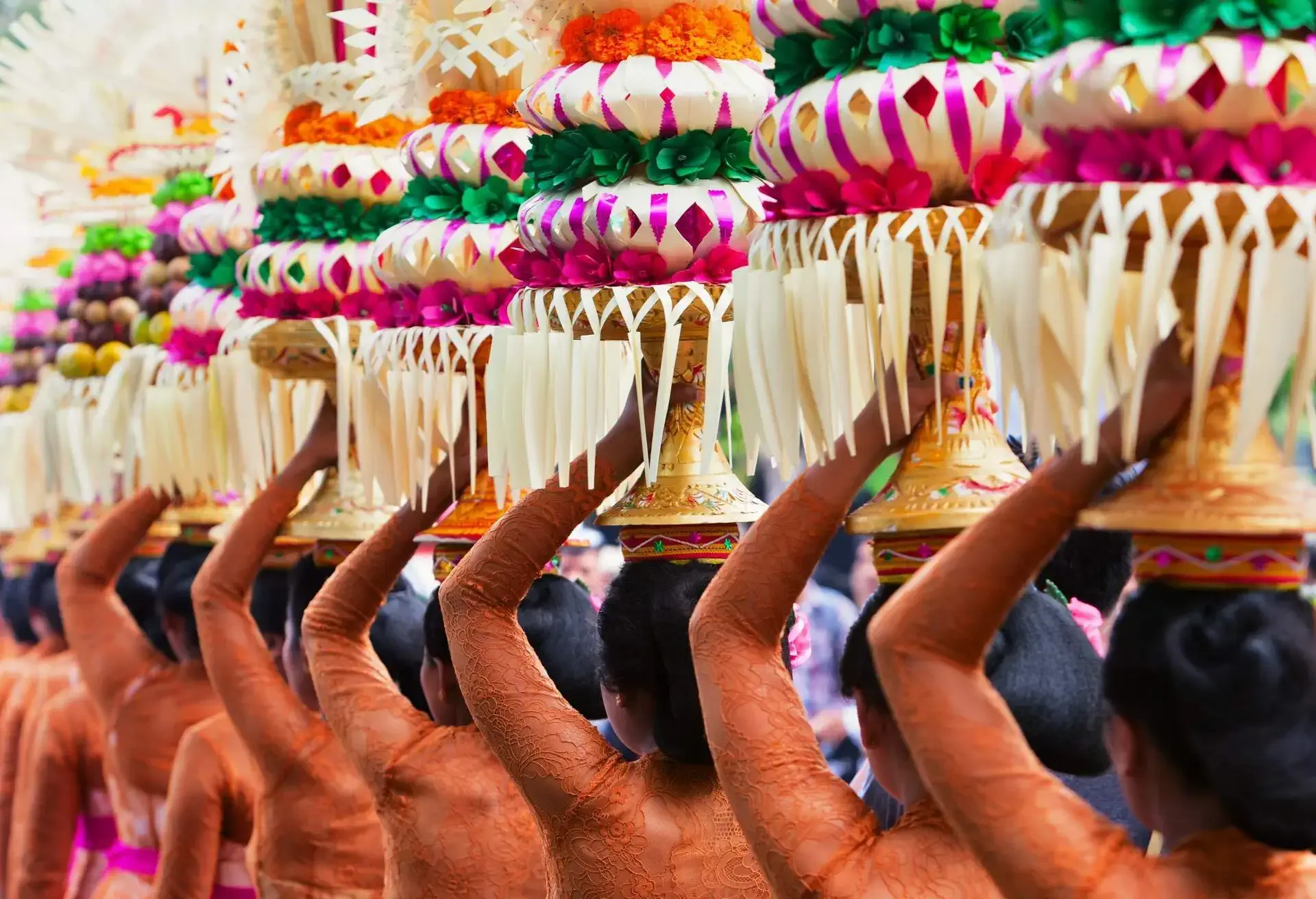 BALI WOMEN WITH RELIGIOUS OFFERINGS