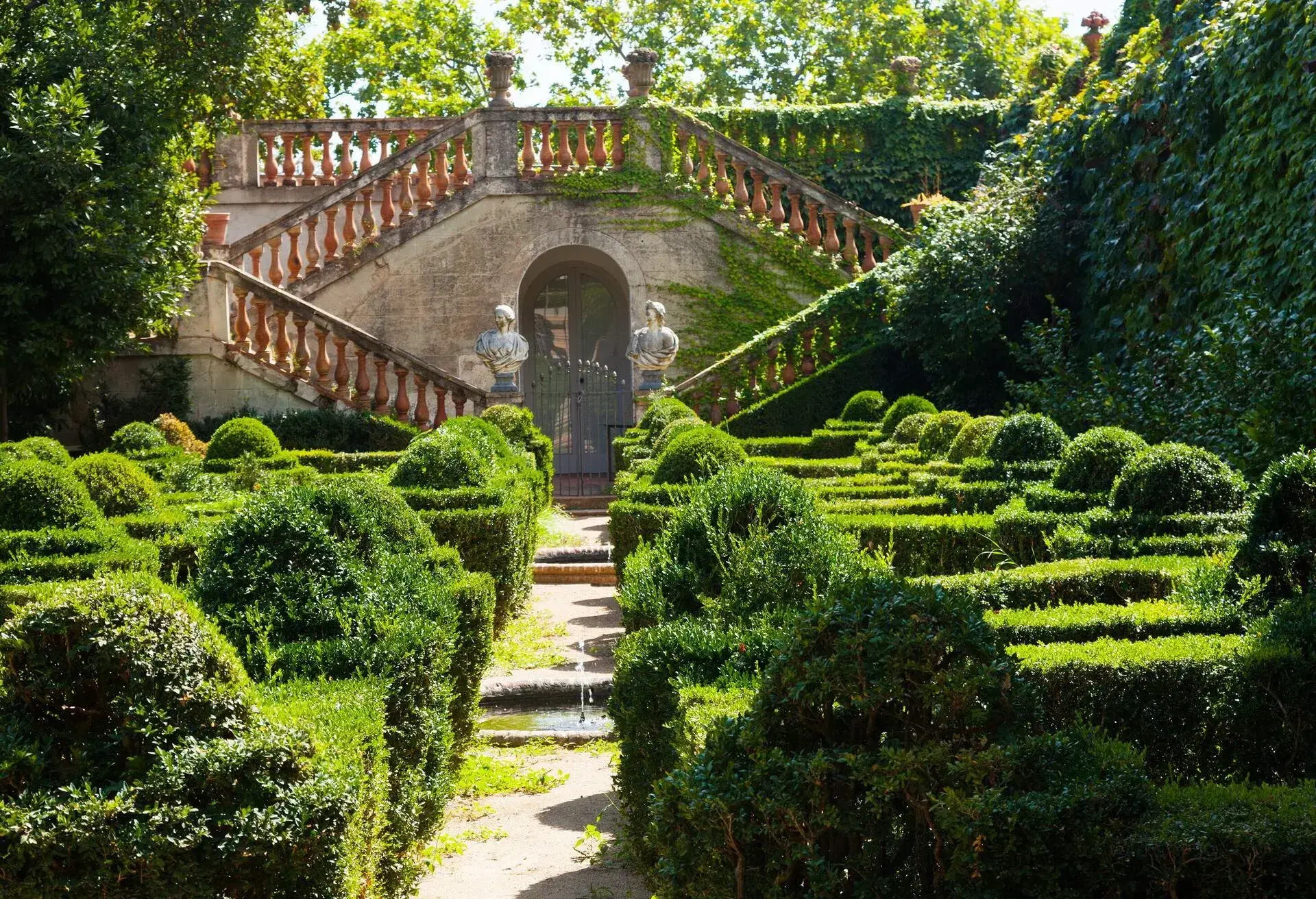 DESVALLS PALACE LABYRINTH PARK