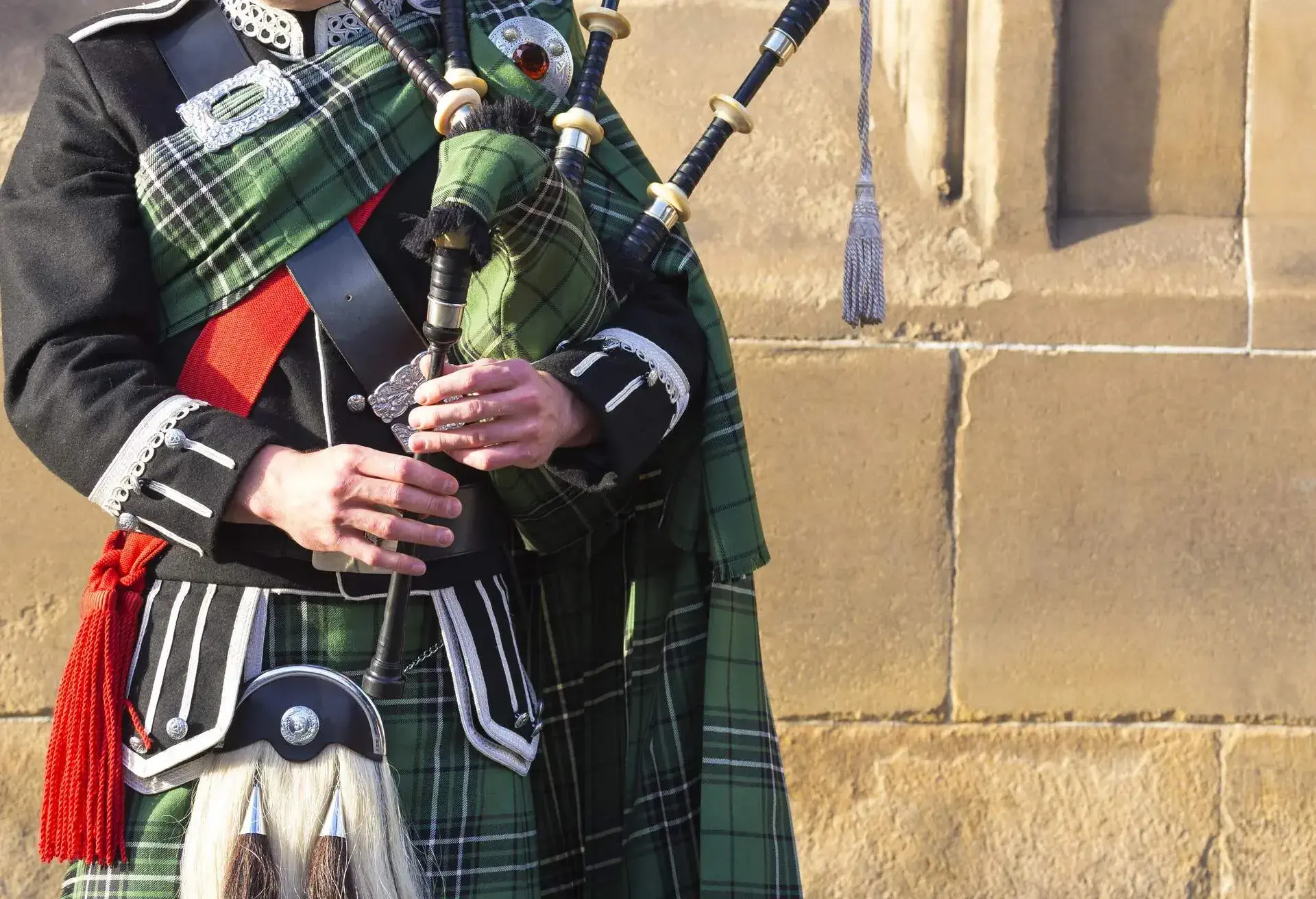 bagpipe player in kilt