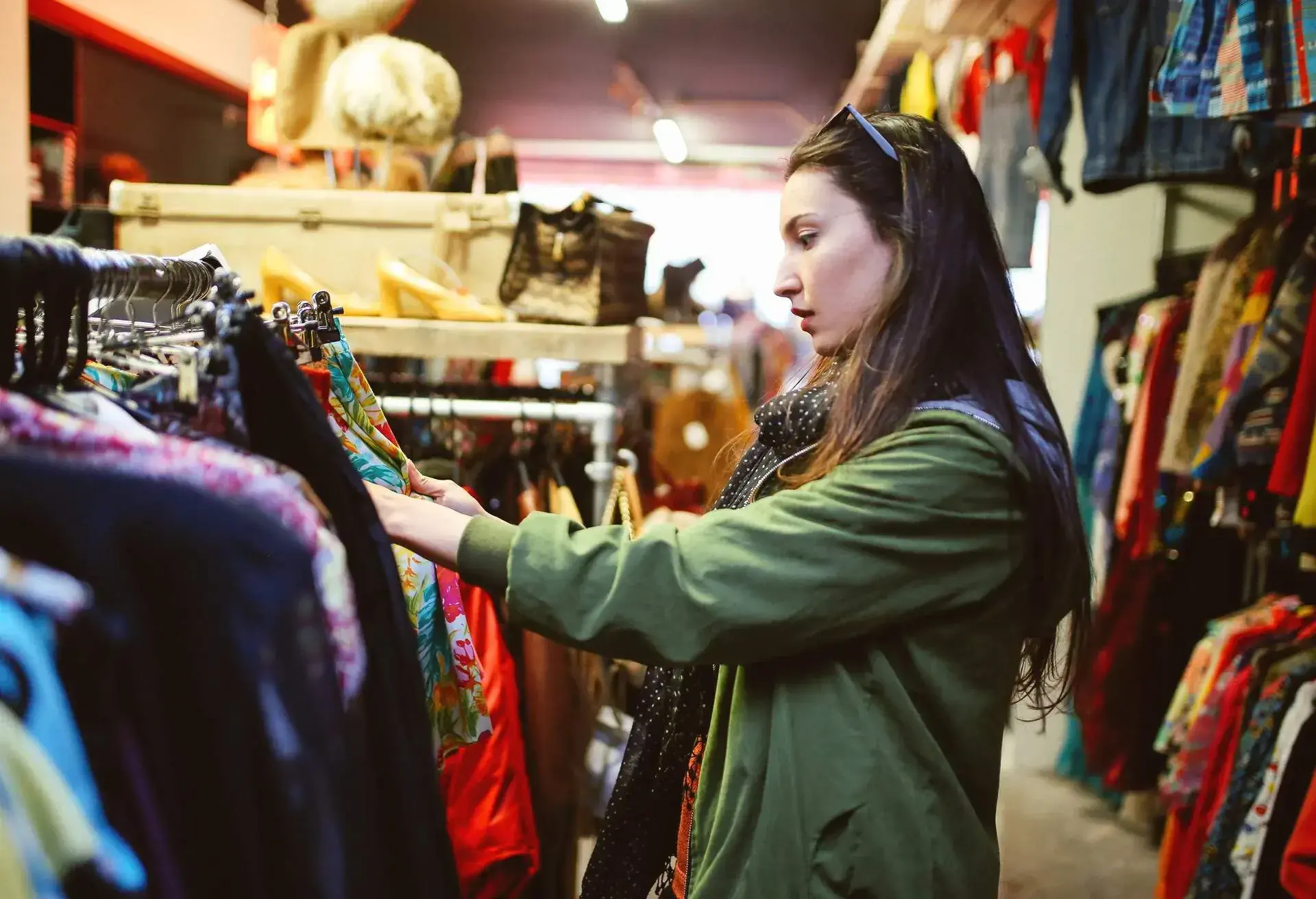 THEME_PEOPLE_VINTAGE_SHOPPING_GettyImages-874887774