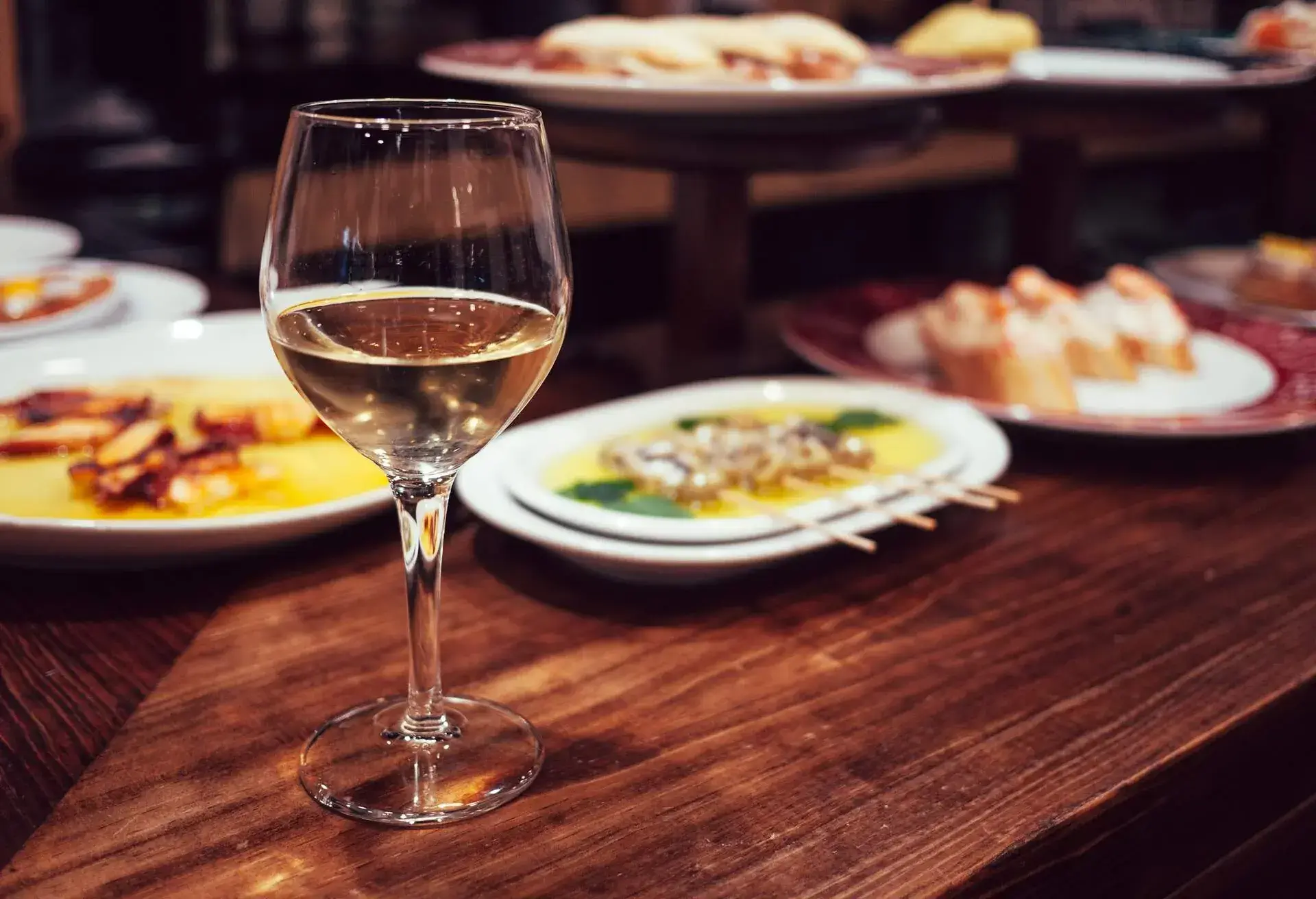 THEME_FOOD_SPANISH_TAPAS_PINTXOS_WHITE_WINE_GettyImages