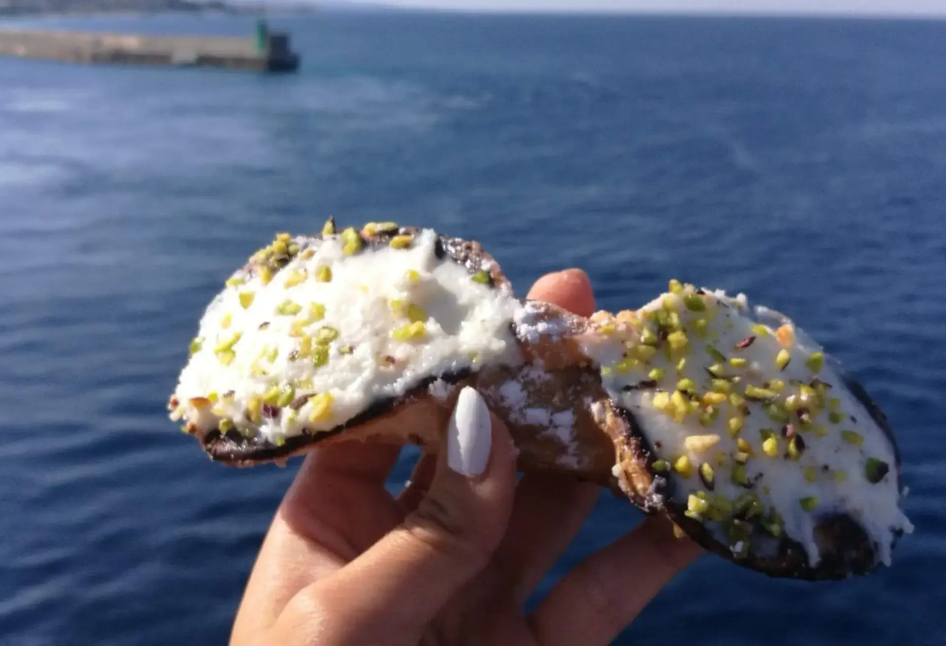 DEST_ITALY_MESSINA_THEME_FOOD_SICILIAN_CANNOLO_
