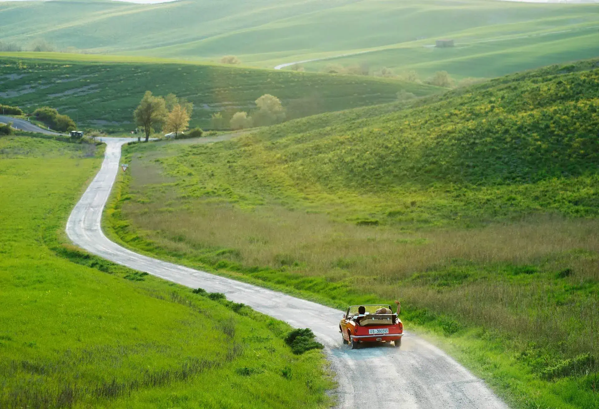 DEST_ITALY_SIENA_THEME_CAR_DRIVING_TRAVEL_ROADTRIP_PEOPLE-GettyImages-200449615-001