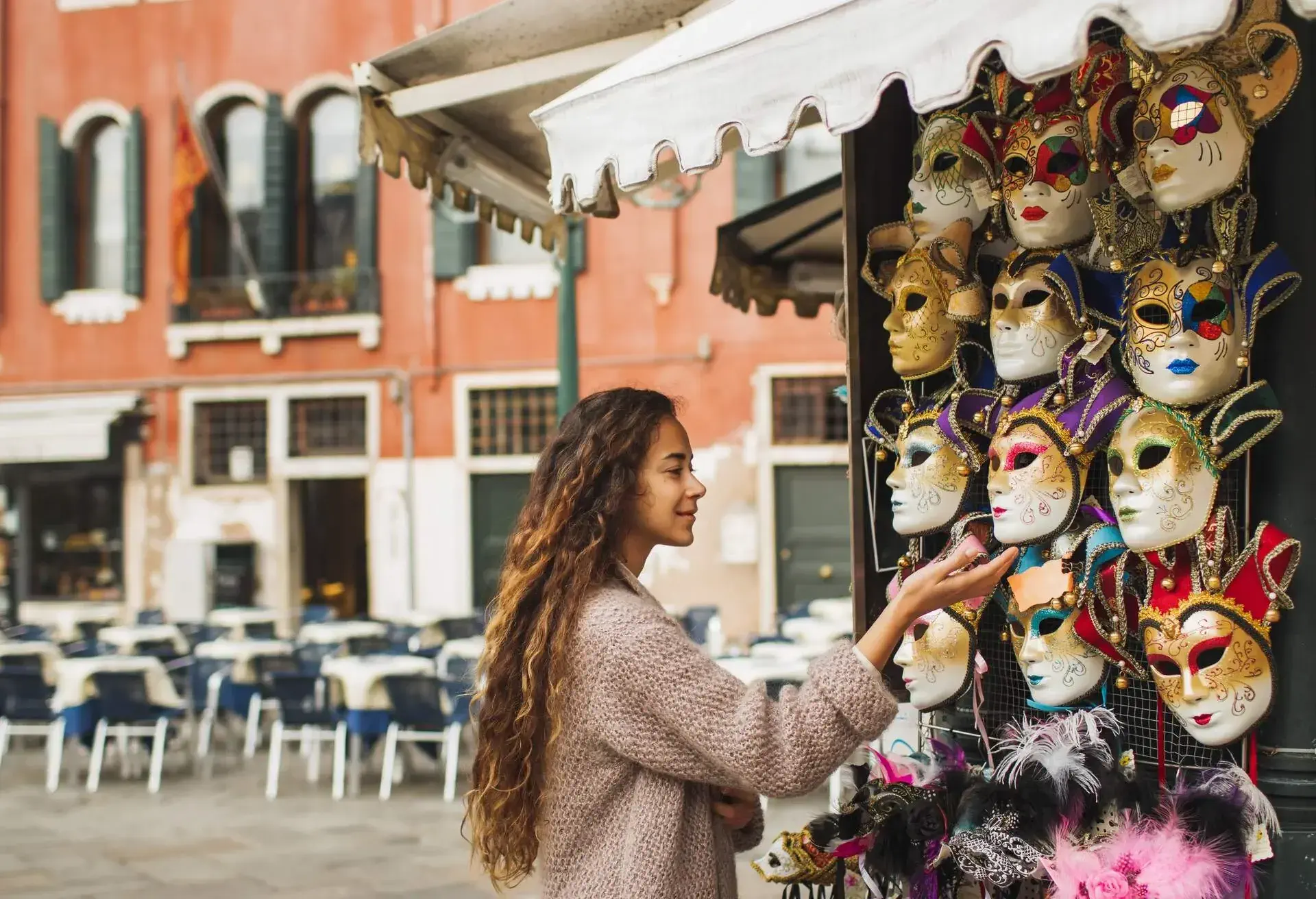 DEST_ITALY_VENICE_THEME_SHOPPING_SOUVENIRS_GettyImages-1296761600