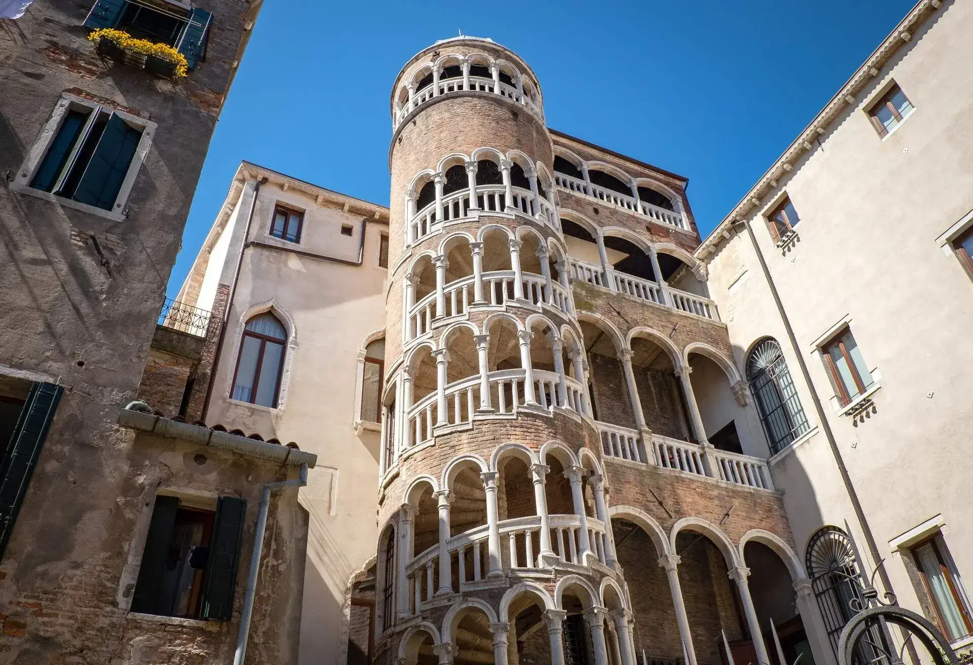 DEST_ITALY_VENICE_PALAZZO_CONTARINI_DEL_BOVOLO_GettyImages-1041793760