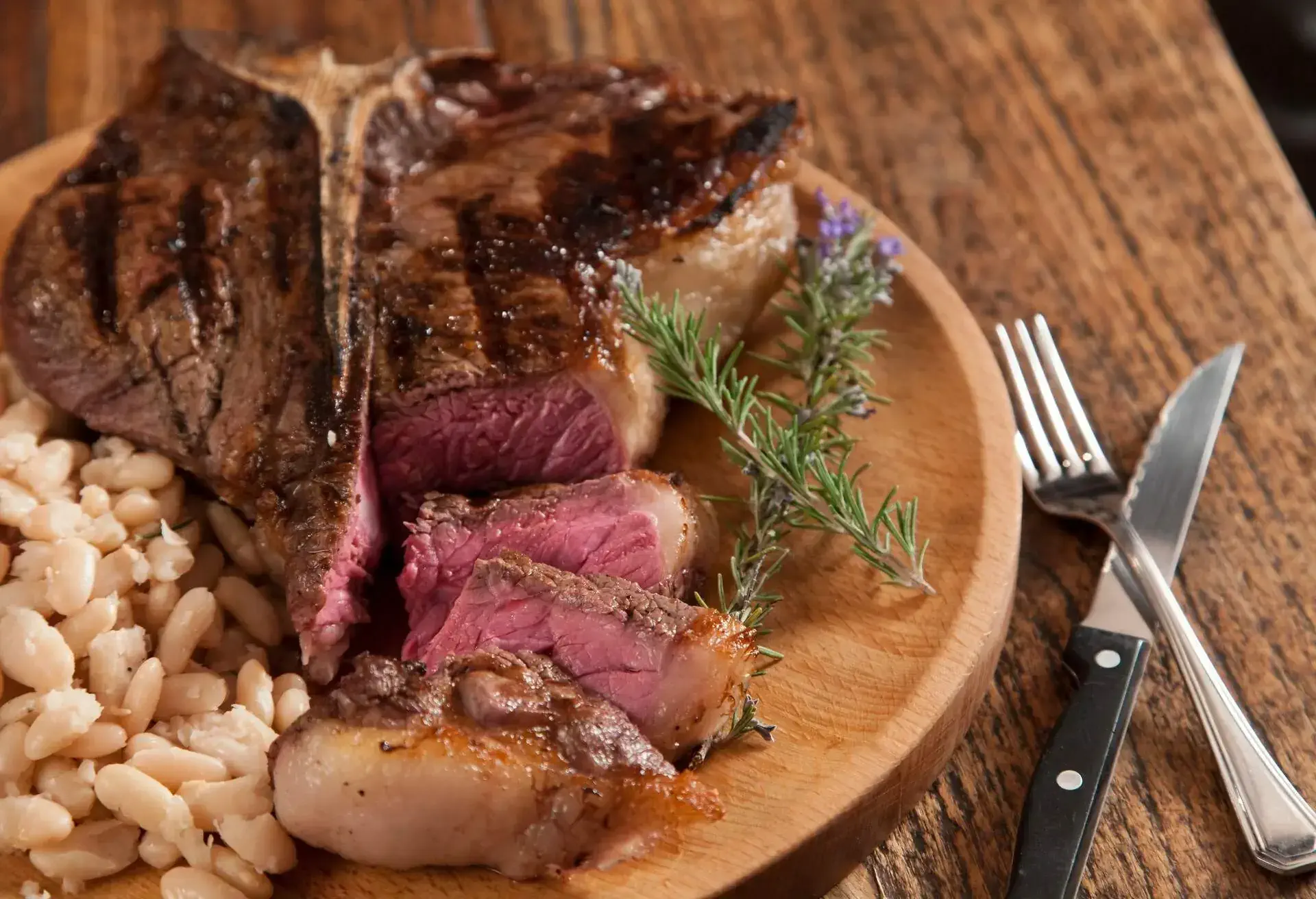 Porterhouse cut of Florentine steak (bistecca alla fiorentina) Tuscany, Italy