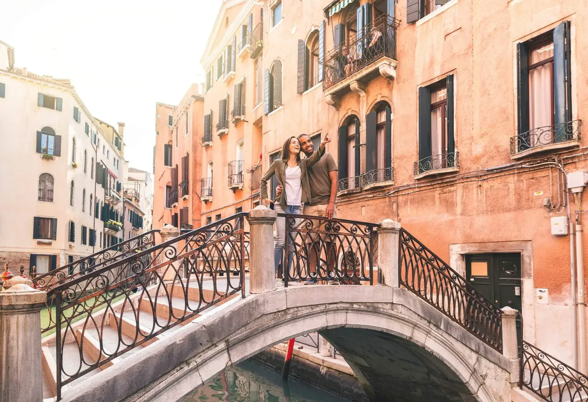 DEST_ITALY_VENICE_THEME_COUPLE_FRIENDS_TRAVEL_VACATION_PERSON-GettyImages-1138705706