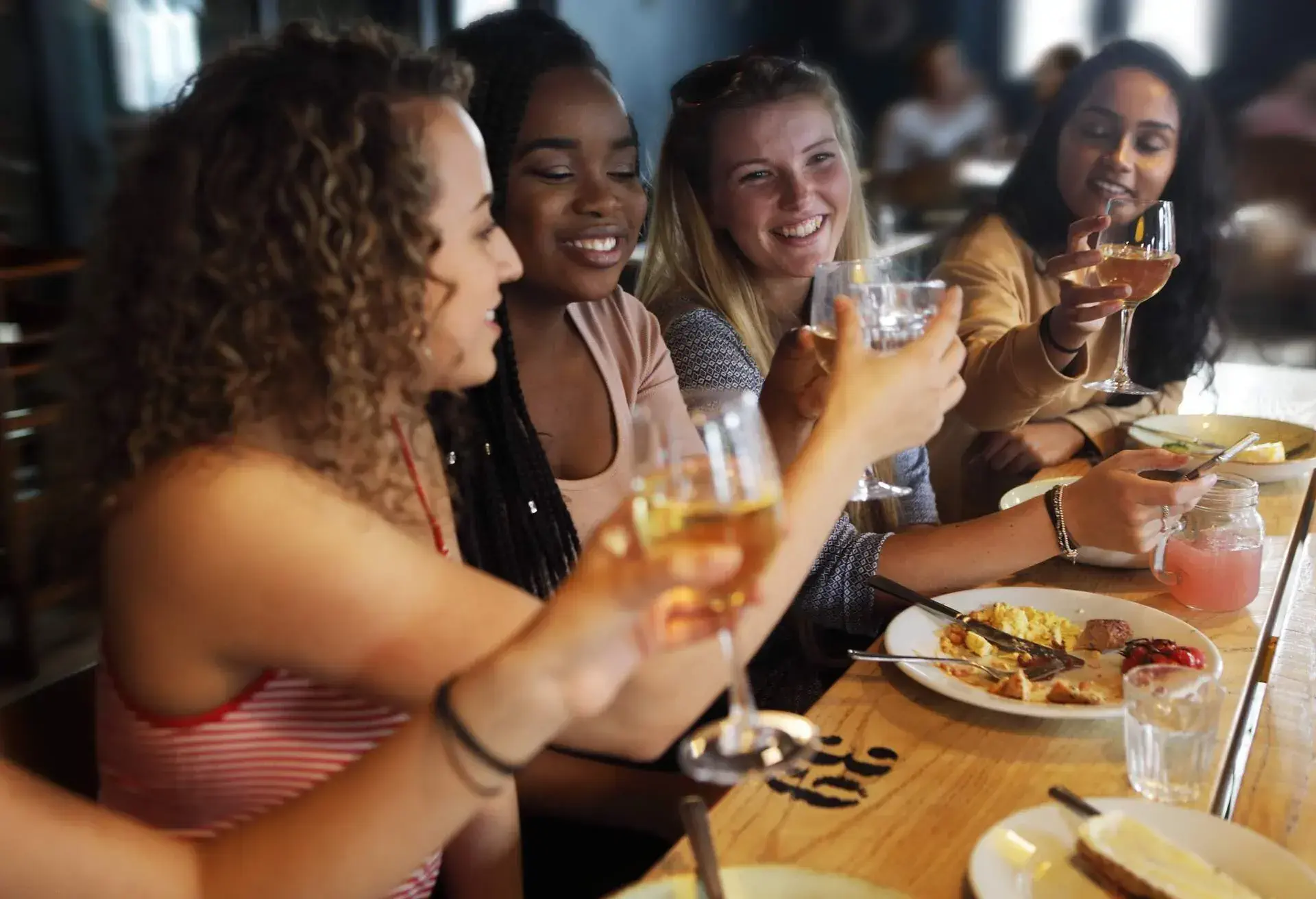 THEME_RESTAURANT_PEOPLE_FRIENDS_GettyImages-860169120