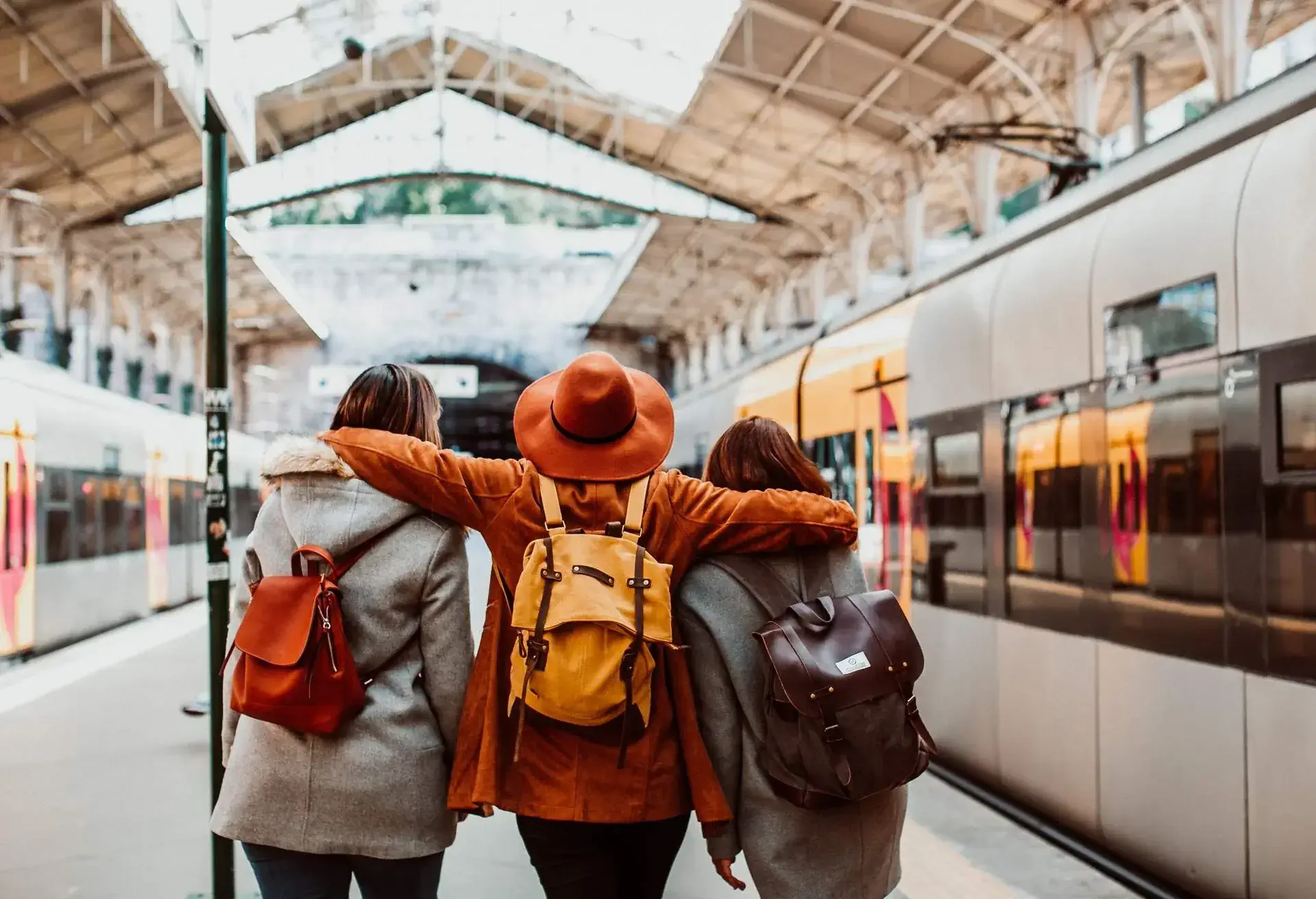 THEME_TRAIN-STATION_TRAIN_TRAVELERS_PEOPLE_FRIENDS