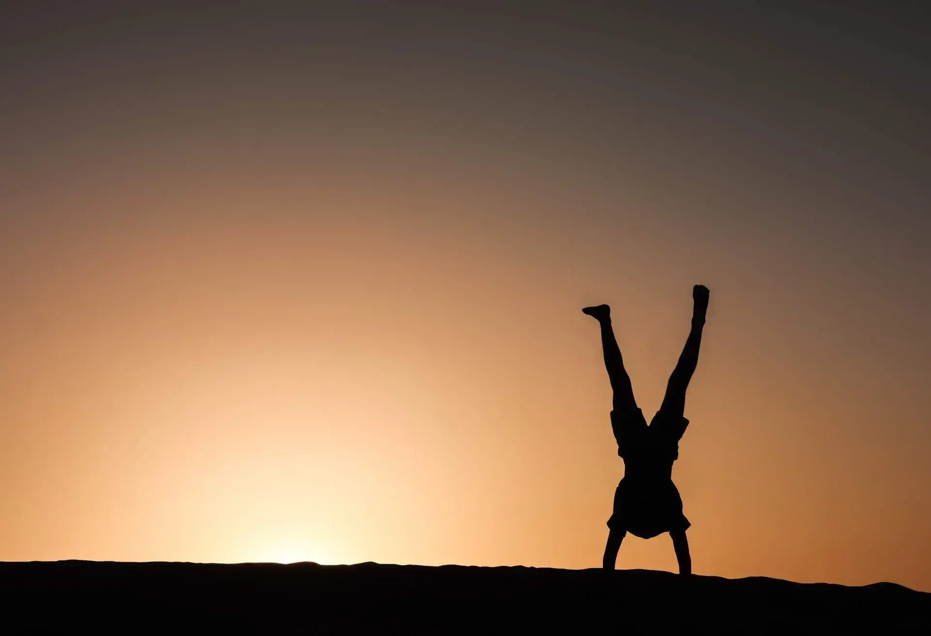 THEME_PEOPLE_KID_DESERT_SUNSET_SAND_DUNE_GettyImages