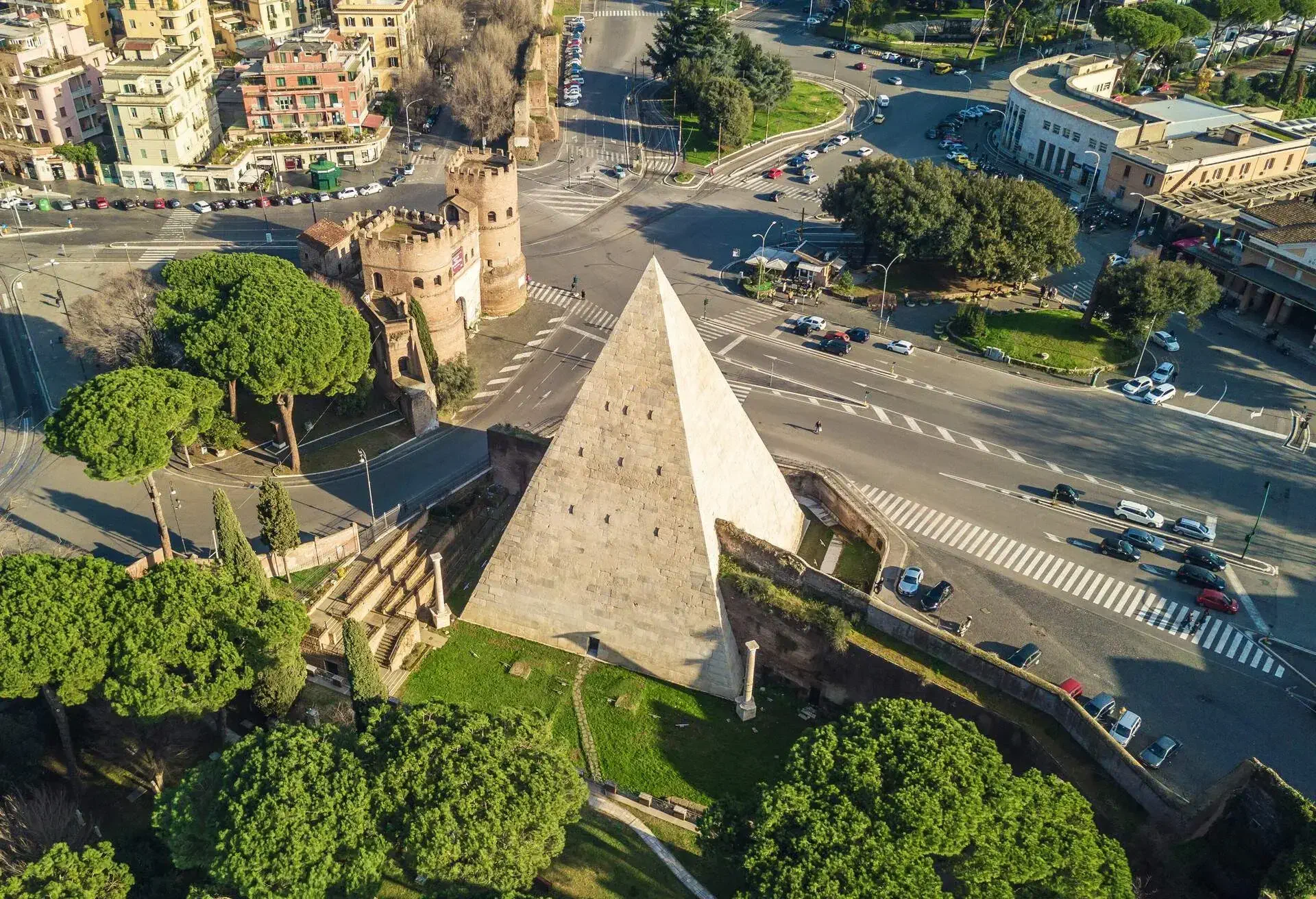 DEST_ITALY-ROME_GAIUS-CESTIUS_PYRAMID_GettyImages-907991892