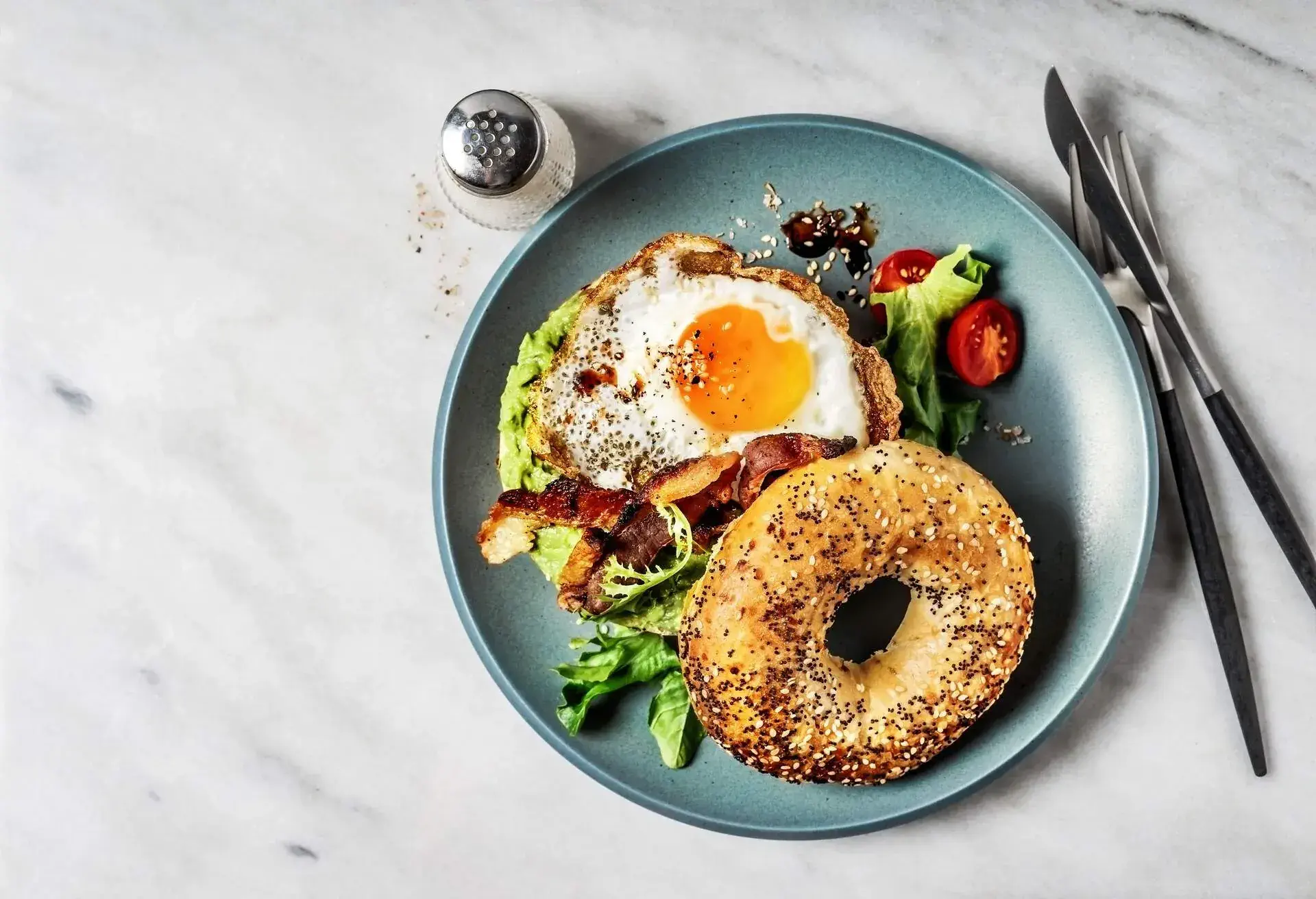 THEME_FOOD_BAGEL-SANDWICH_WITH_AVOCADO_GettyImages-1173670237