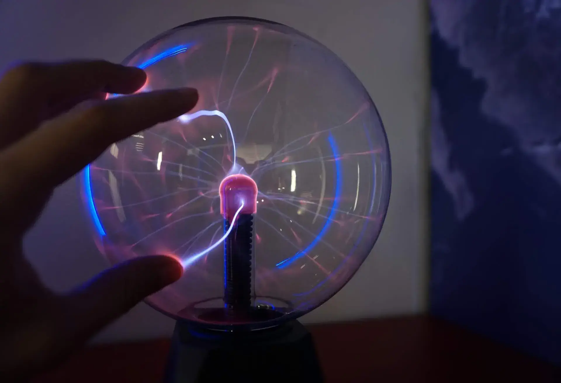 THEME_PEOPLE_MUSEUM_SCIENCE_PLASMA_BALL_GettyImages