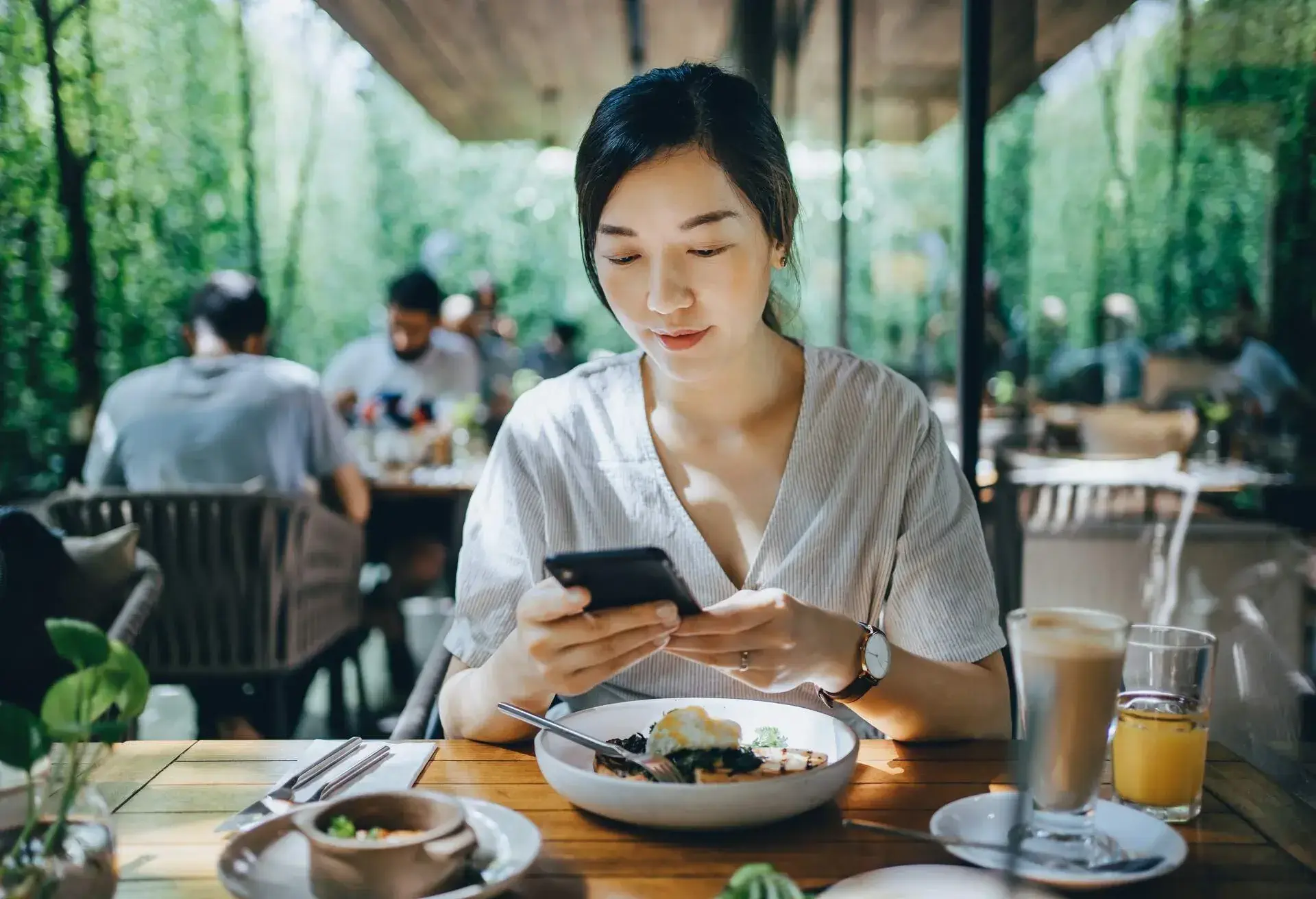 THEME_RESTAURANT_SOLO_TRAVEL_PEOPLE_WOMAN_DEVICE_GettyImages-1329681998