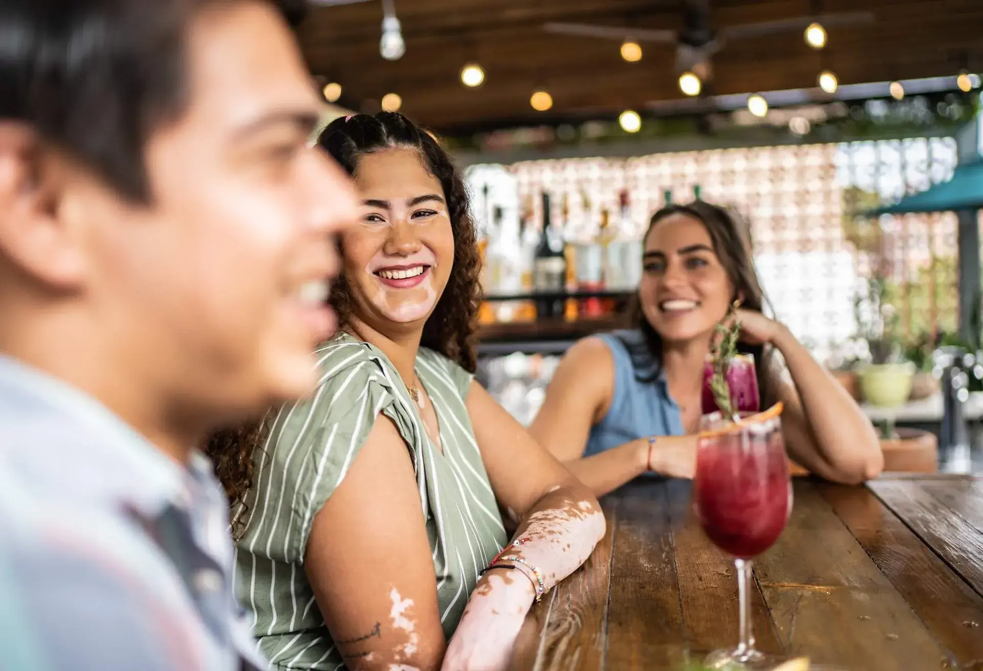 THEME_PEOPLE_MAN_WOMAN_DRINKING_BAR_COCKTAILS_GettyImages