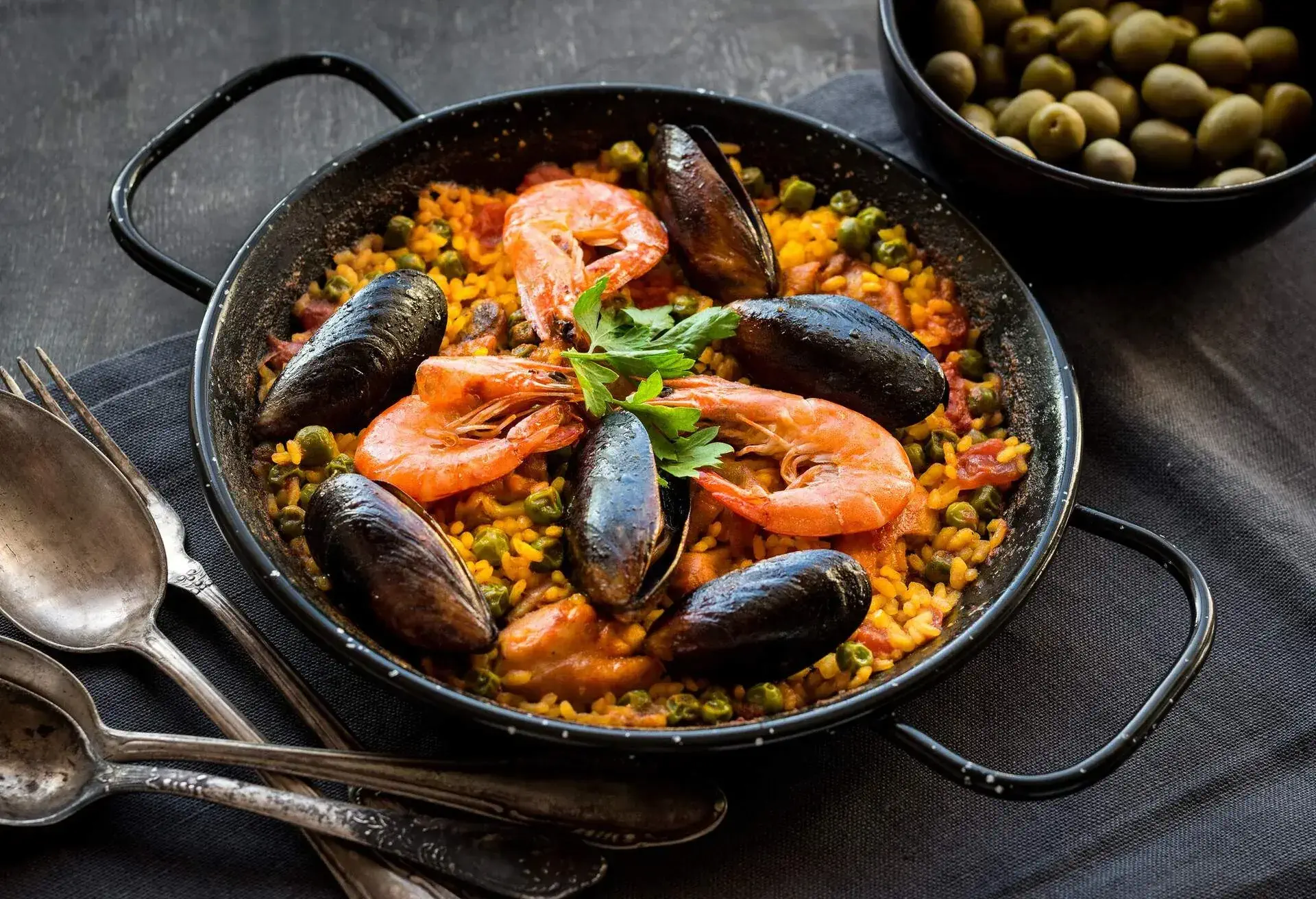 THEME_SPAIN_PAELLA_GettyImages-614873048.jpg