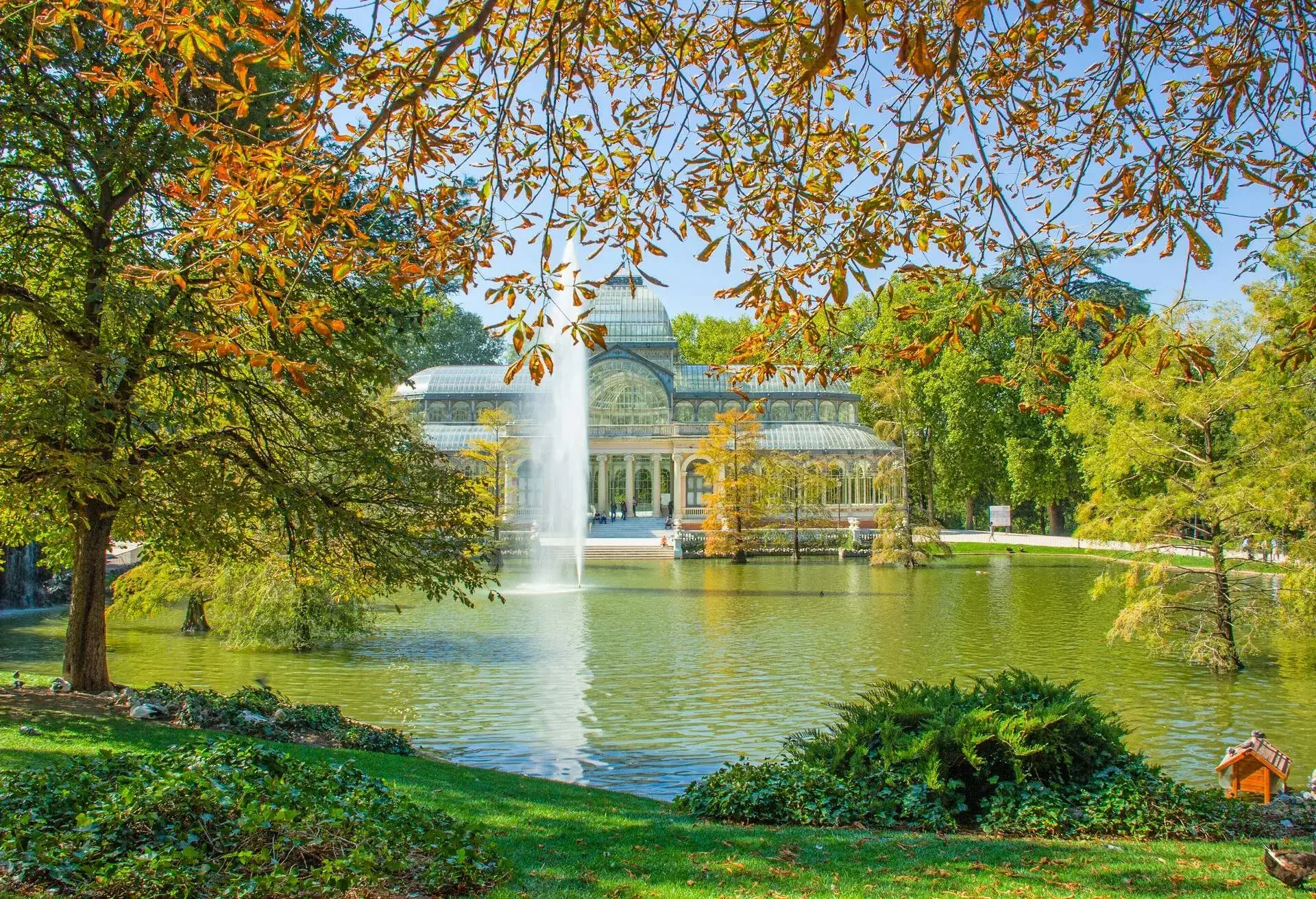 DEST_SPAIN_MADRID_RETIRO-PARK_CRYSTAL-PALACE_THEME_FALL_GettyImages-1082819998.jpg