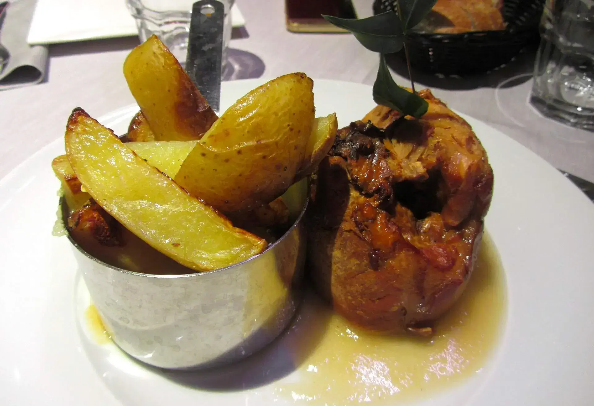 theme_food_italian_sardinian_porceddu_porcetto-arrosto_gettyimages-1287461265_universal_within-usage-period_86806