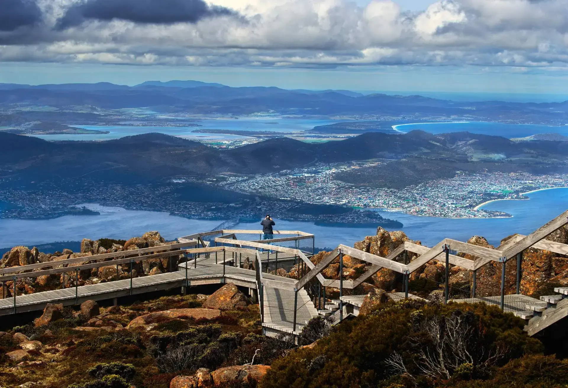 DEST_AUSTRALIA_TASMANIA_HOBART-CITY_MOUNT-WELLINGTON_THEME_PEOPLE_MAN_TAKING_PHOTOS_GettyImages-614156762