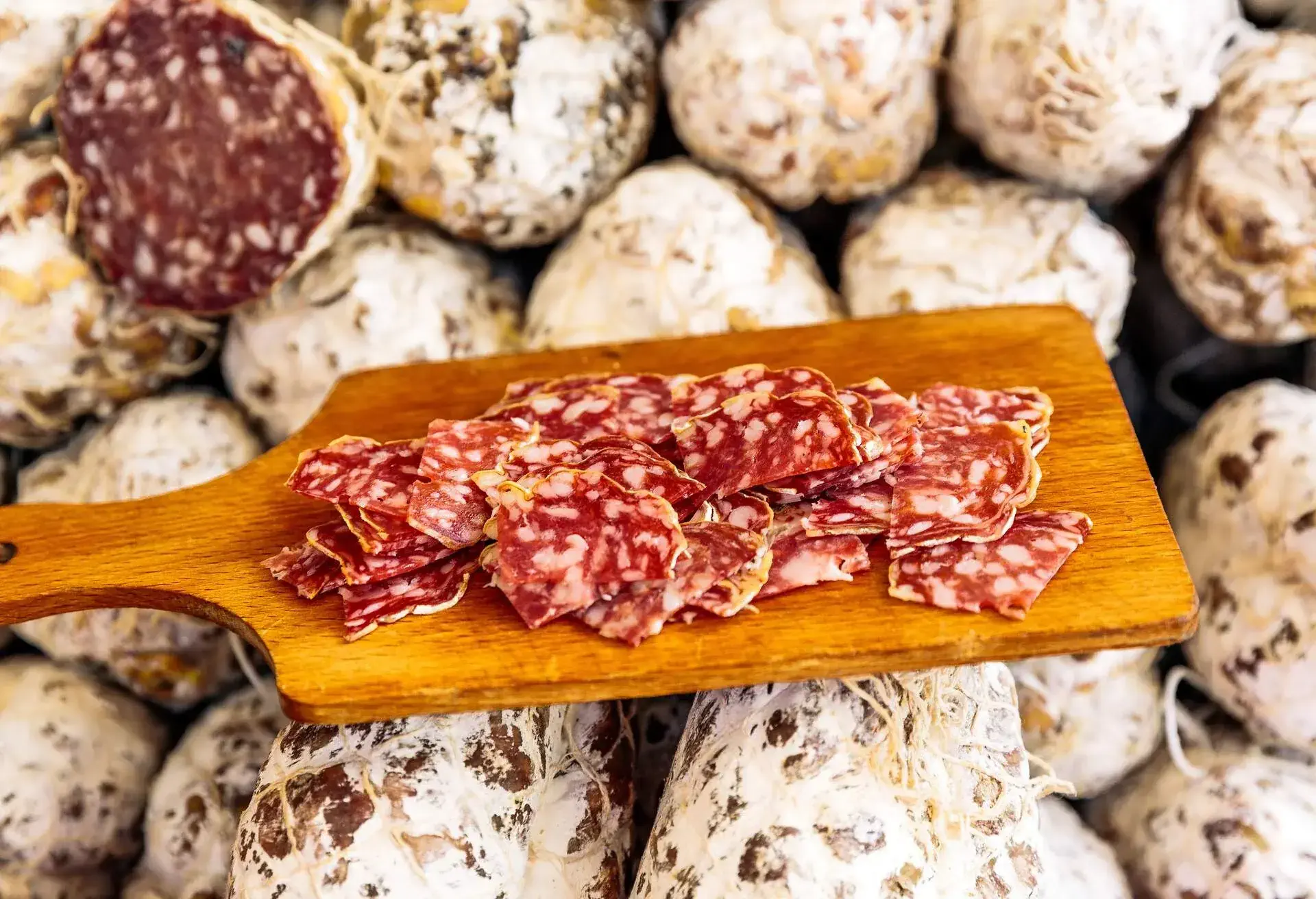 FRANCE_PARIS_FOOD_MARKET_SALAMI_SAUSAGES