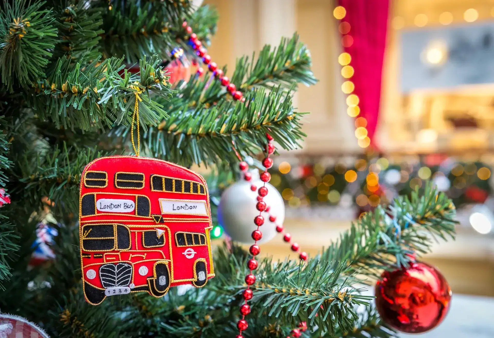 DEST_UK_LONDON_THEME_CHRISTMAS_shutterstock_237170890