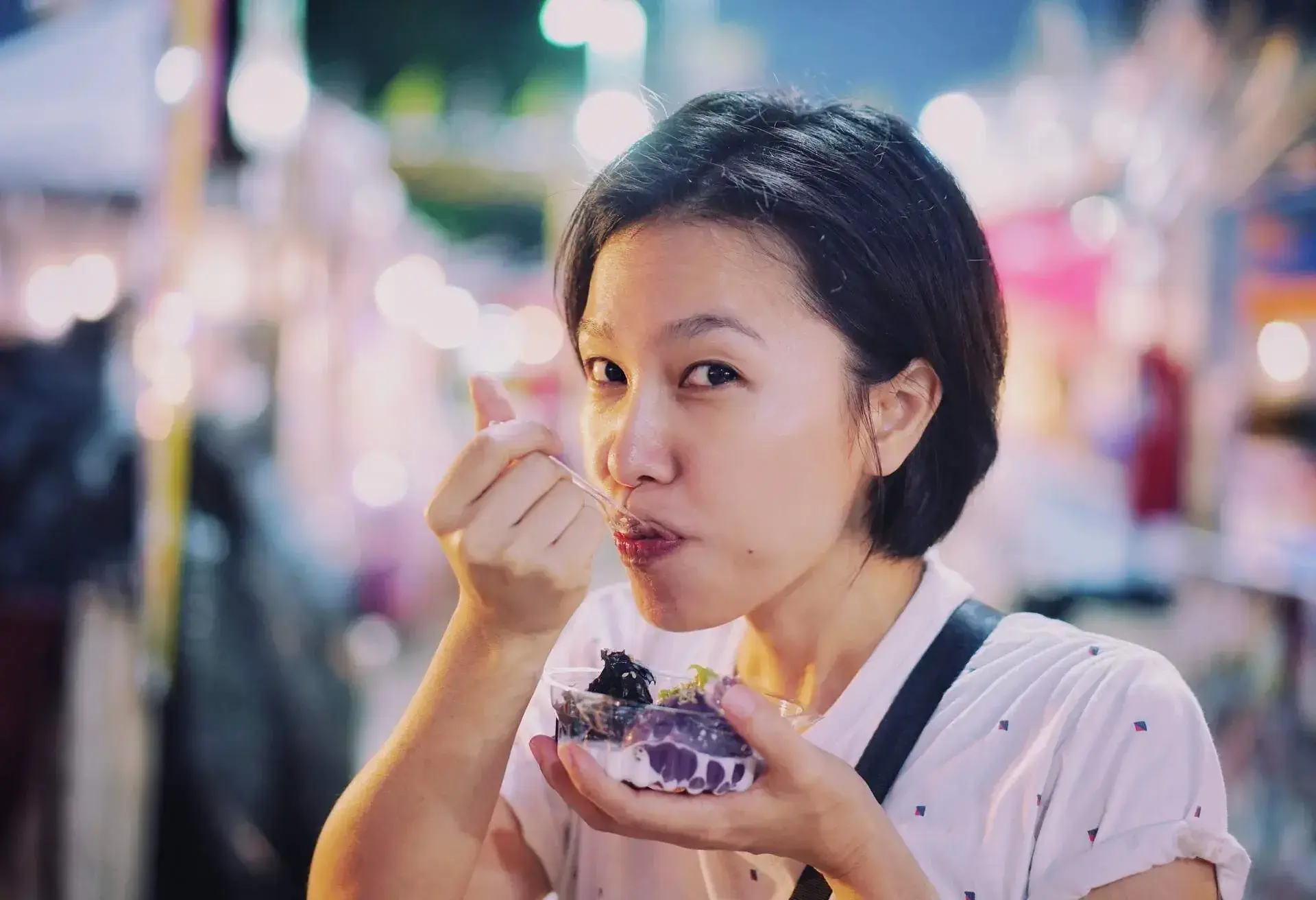 THEME_PEOPLE_WOMAN_MARKET_STREET_FOOD_GettyImages-1148653588