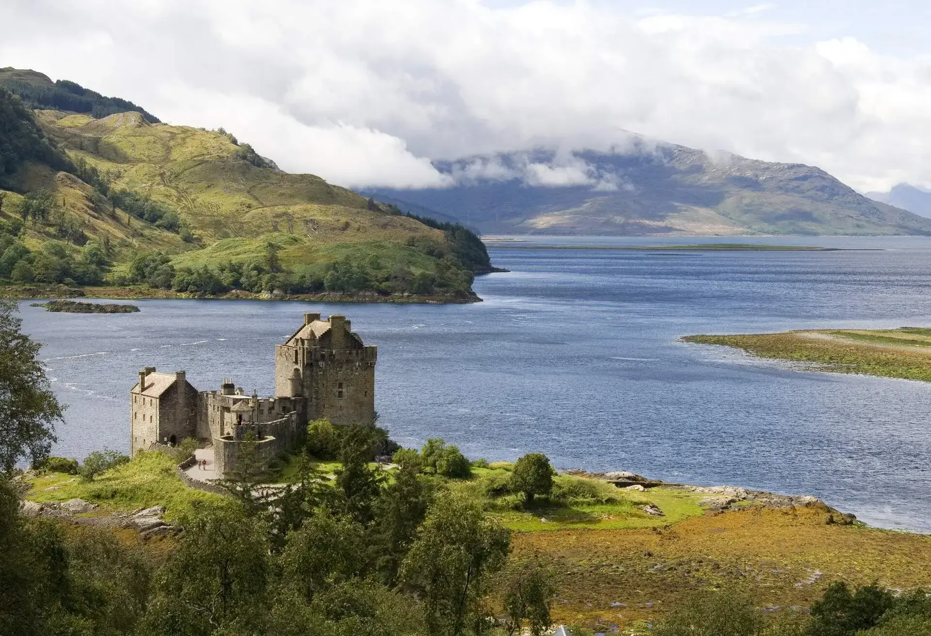 DEST_UK_SCOTLAND_Eilean_Donan_Castle_GettyImages-144330183