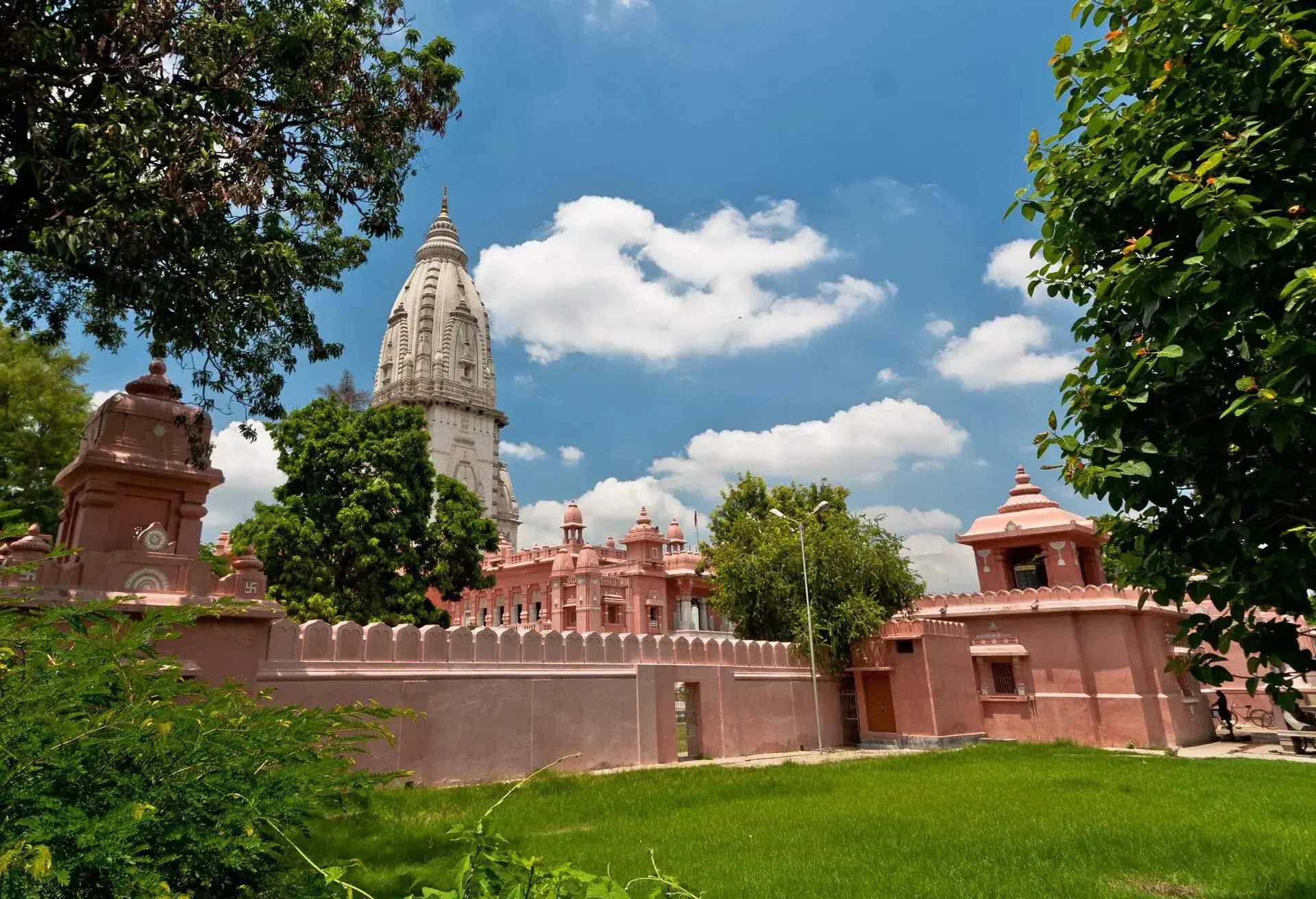 DEST_INDIA_VARANASI_Kashi Vishwanath_Temple_GettyImages-177973540