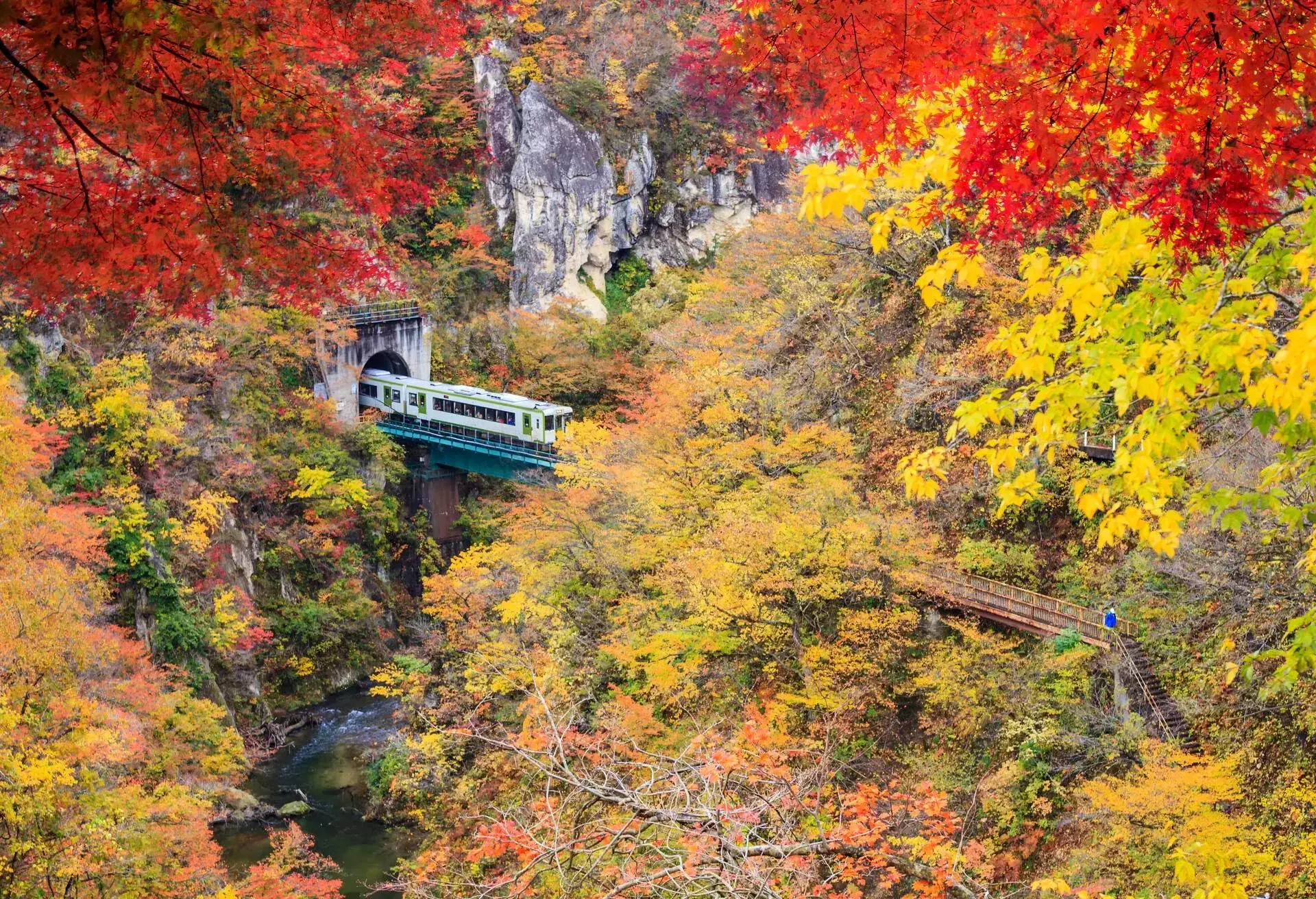 DEST_JAPAN_TOWADA_AOMORI_OIRASE_THEME_TRAIN_GettyImages-500693750