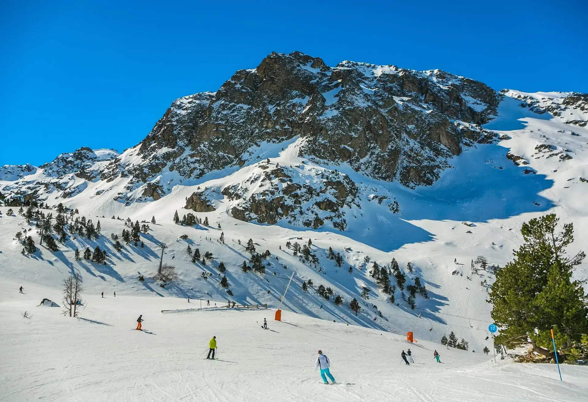 DEST_FRANCE_PYRENEES_GRANDE-TOURMALET_SKI-RESORT_GettyImages-847636350
