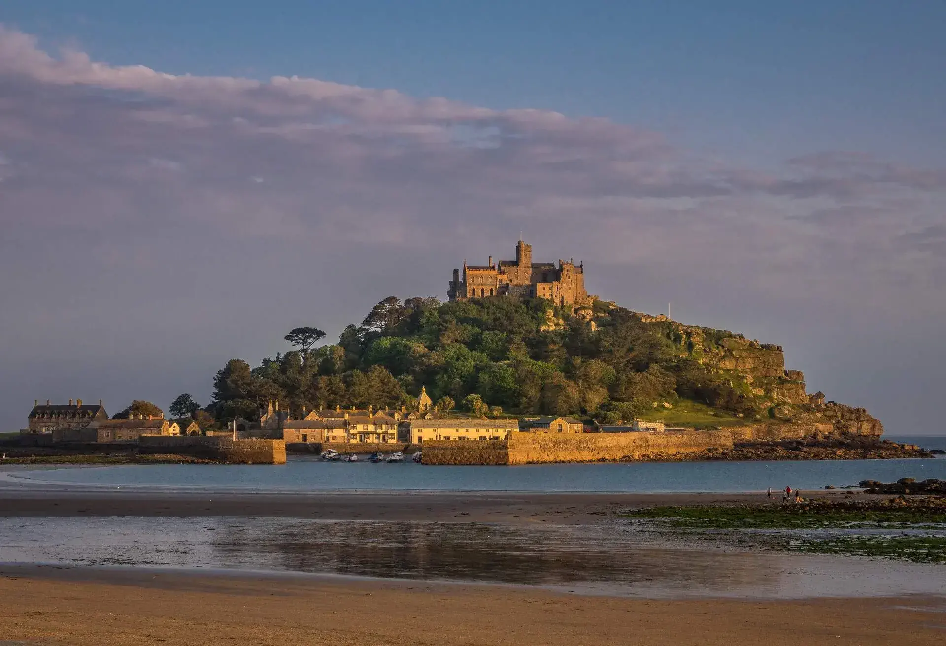 DEST_ENGLAND_CORNWALL_ST_Michaels_mount_GettyImages-605847324