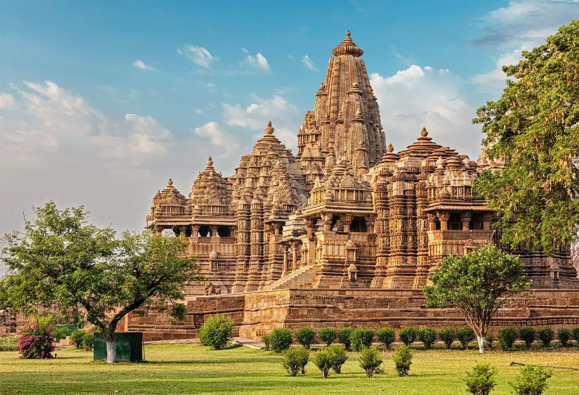 DEST_INDIA_MADHYA PRADESH_KHAJURAHO_SEVEGRAM_KANDARIYA MAHADEV TEMPLE_shutterstock-premier_404519575