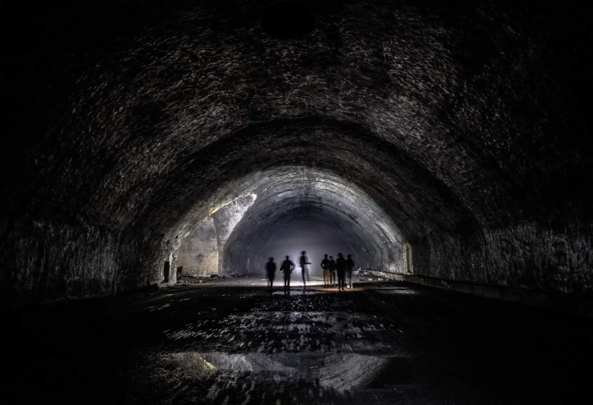 theme_catacombs_haunted_halloween_gettyimages-1136407826_universal_within-usage-period_55807.jpg