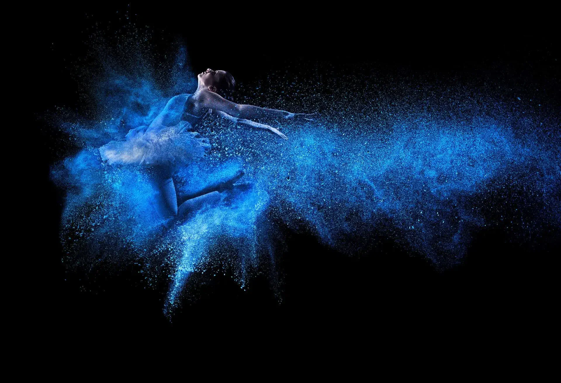 theme_art_exhibition_acrobat_gettyimages