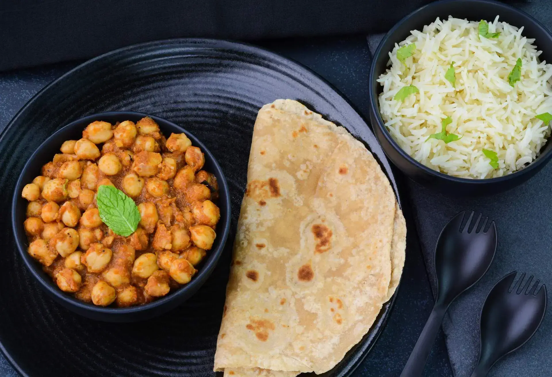 THEME_FOOD_NORTH_INDIAN_CHANA_MASALA_CHIPEAS_ROTI_GettyImages-1330689699