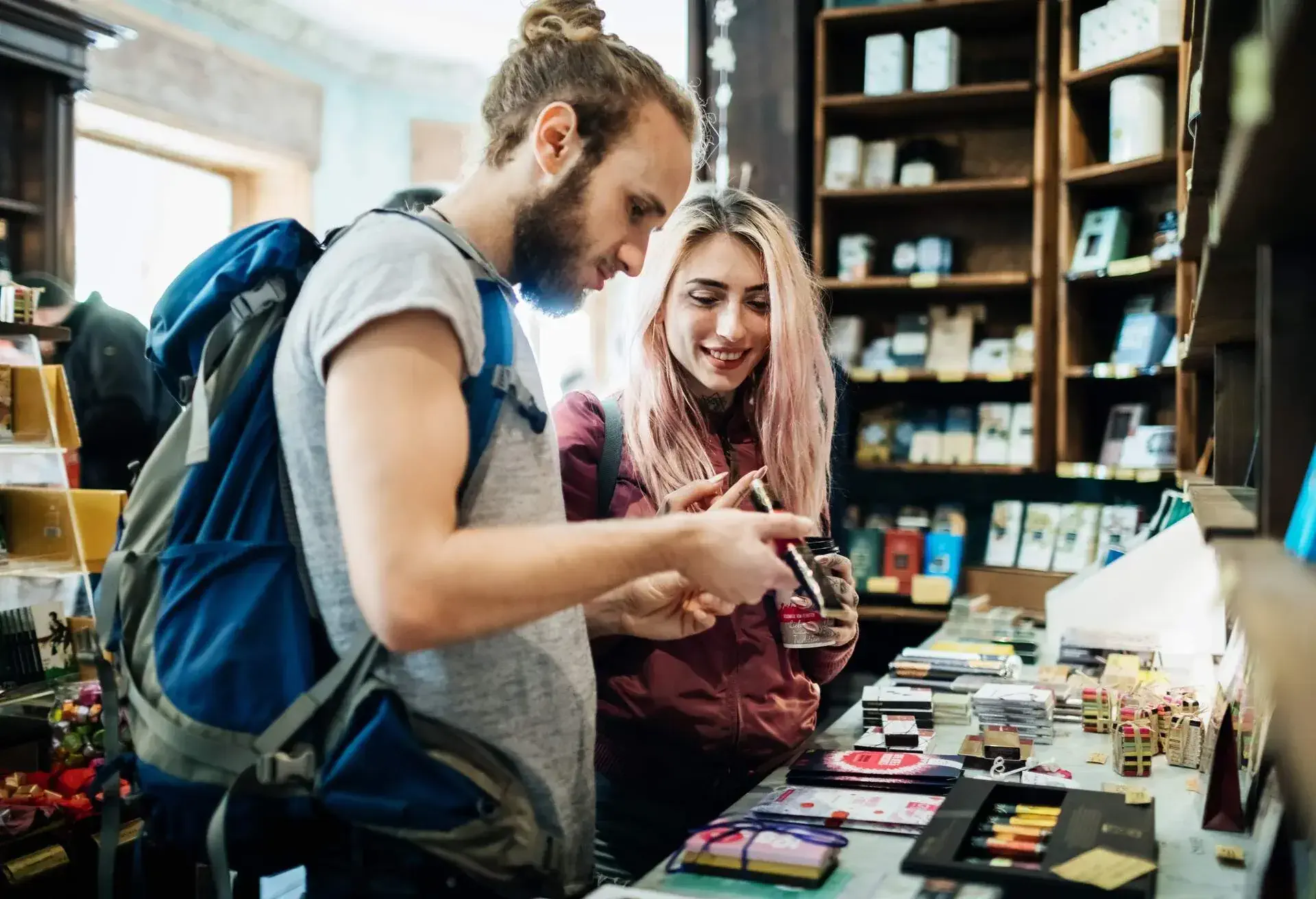 COUPLE_FRIENDS_TRAVEL_BACKPACK_SHOPPING