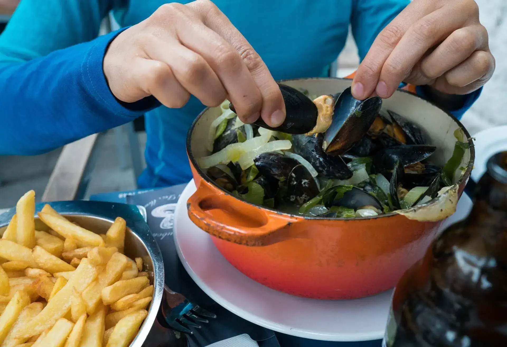 THEME_FOOD_FRENCH_MOULES_FRITES_MUSSELS_FRIES_GettyImages-1173560779