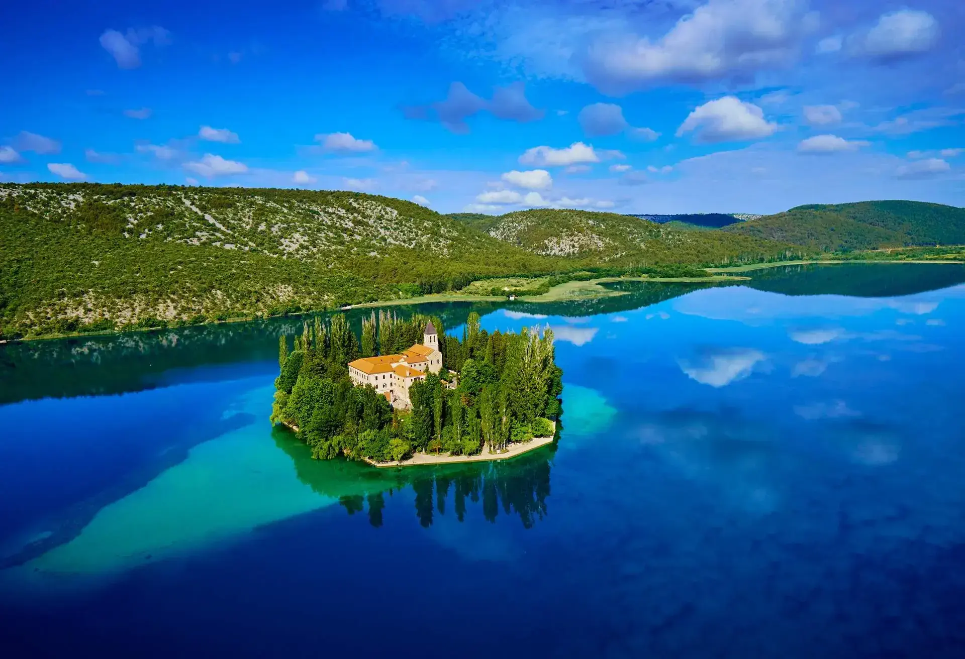 DEST_CROATIA_KRKA-NATIONAL-PARK_VISOVAC-MONASTERY_GettyImages-577252019